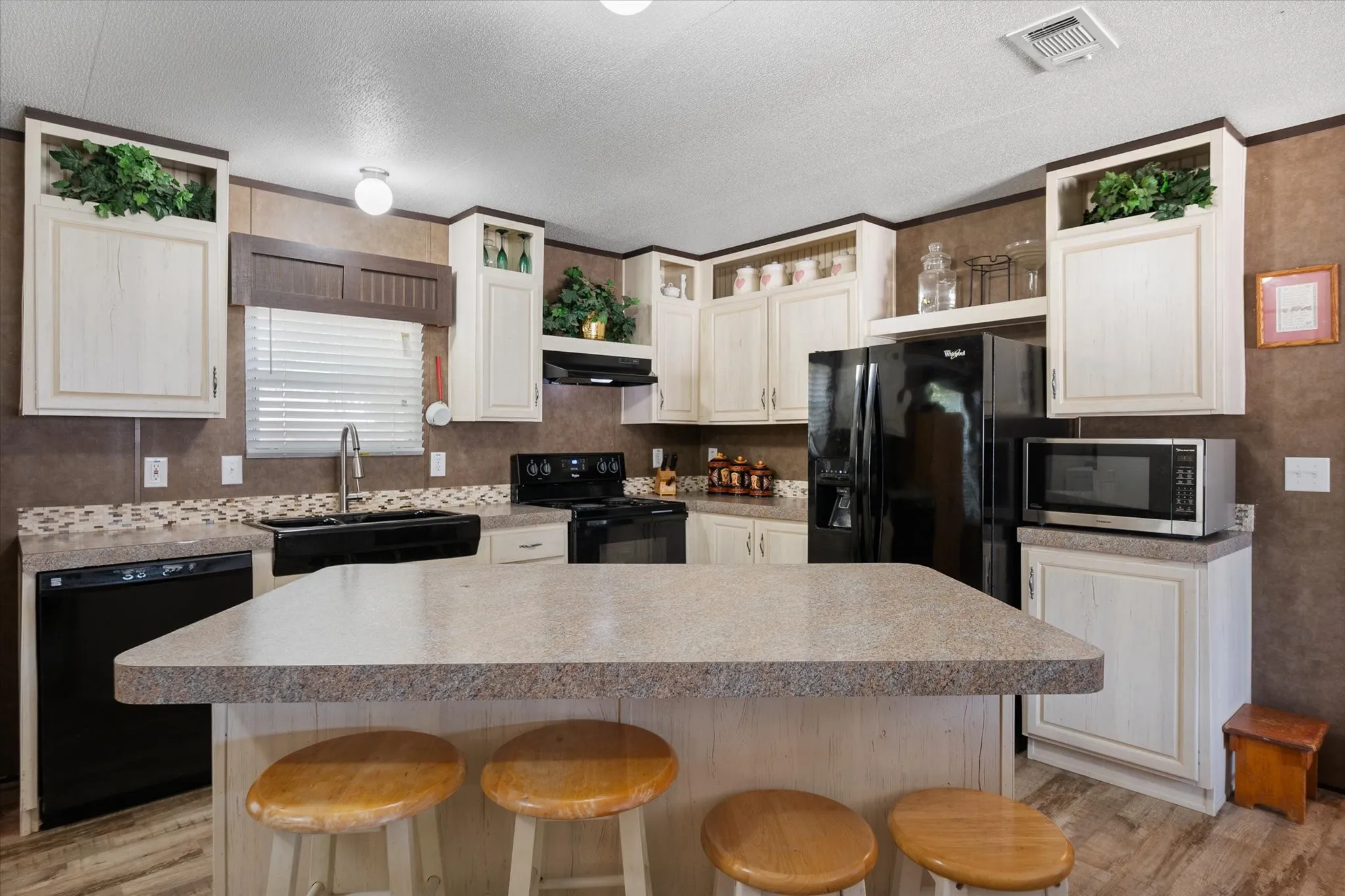 Manufactured Home For Sale in Navarro County , 202 N 3rd Street E, Dawson, Texas 76639, 3 Bedroom, 2 Bathroom, Garage spaces, 1,440 Sqft, built in 2017, mls#21321409, Real Estate Agent in Dawson, Homes For Sale in Navarro county, Homes For Sale in Dawson, Realtor in Dawson Texas, Real Estate Brokerage Independent Realty Texas, Luminita Cordes Realtor