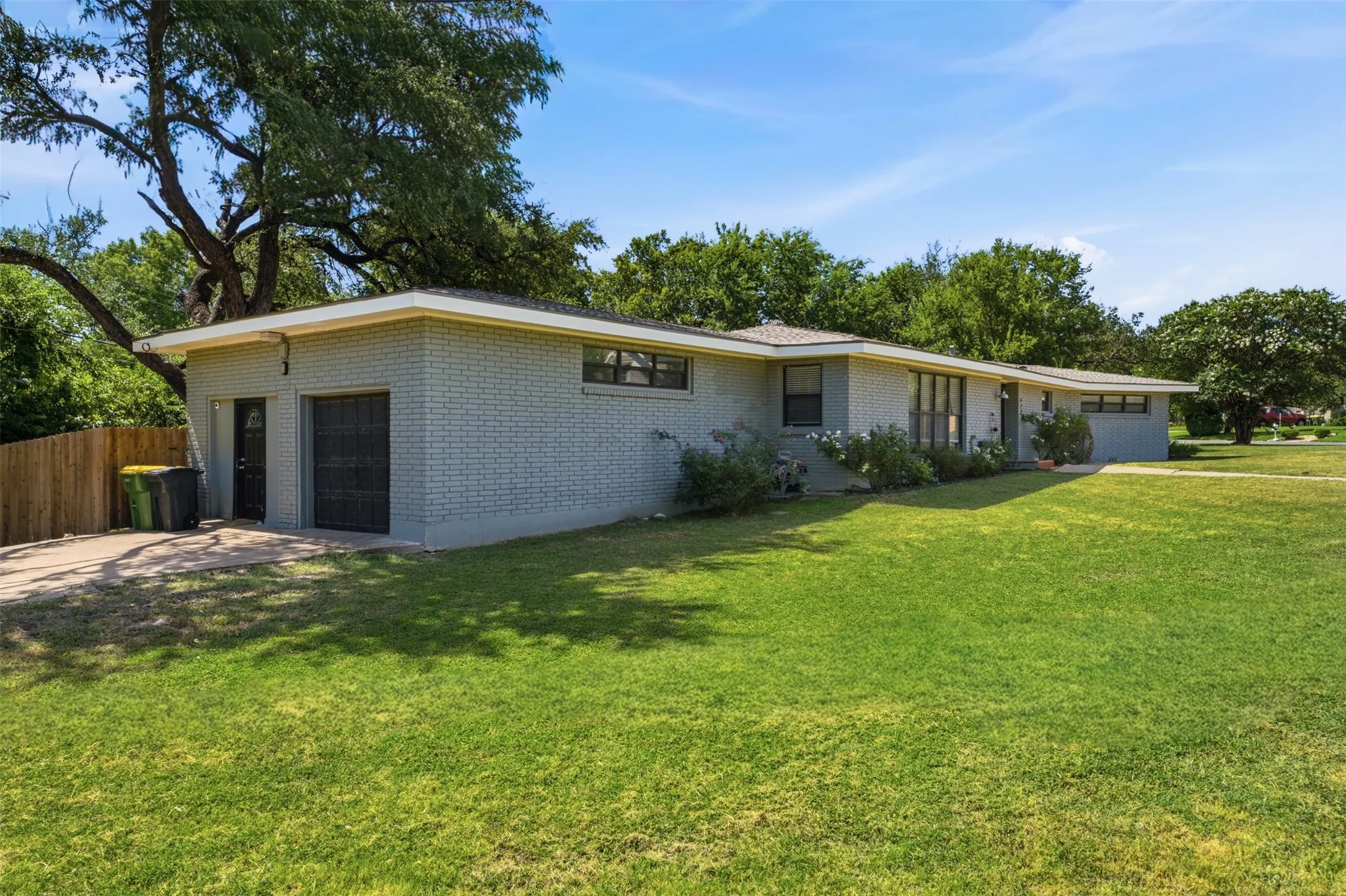Single Family Residence For Sale in Mc Lennan County , 627 Bellaire Drive, Woodway, Texas 76712, 3 Bedroom, 2 Bathroom, 1 Garage spaces, 2,218 Sqft, built in 1958, Price $349,900, mls#21324822, Real Estate Agent in Woodway, Homes For Sale in Mc Lennan county, Homes For Sale in Woodway, Realtor in Woodway Texas, Real Estate Brokerage Independent Realty Texas, Luminita Cordes Realtor
