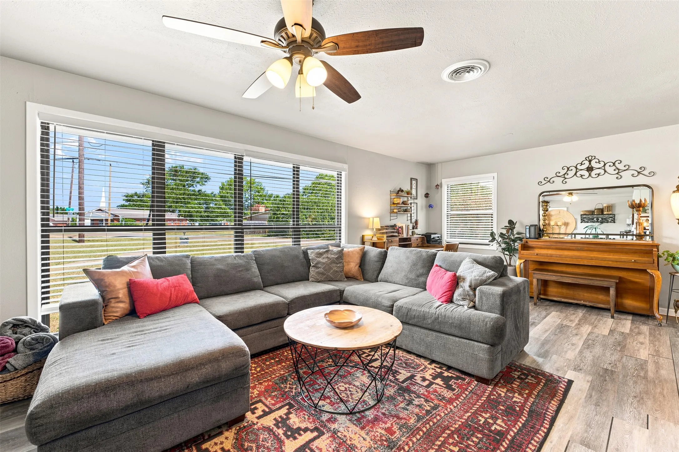 Single Family Residence For Sale in Mc Lennan County , 627 Bellaire Drive, Woodway, Texas 76712, 3 Bedroom, 2 Bathroom, 1 Garage spaces, 2,218 Sqft, built in 1958, Price $349,900, mls#21324822, Real Estate Agent in Woodway, Homes For Sale in Mc Lennan county, Homes For Sale in Woodway, Realtor in Woodway Texas, Real Estate Brokerage Independent Realty Texas, Luminita Cordes Realtor
