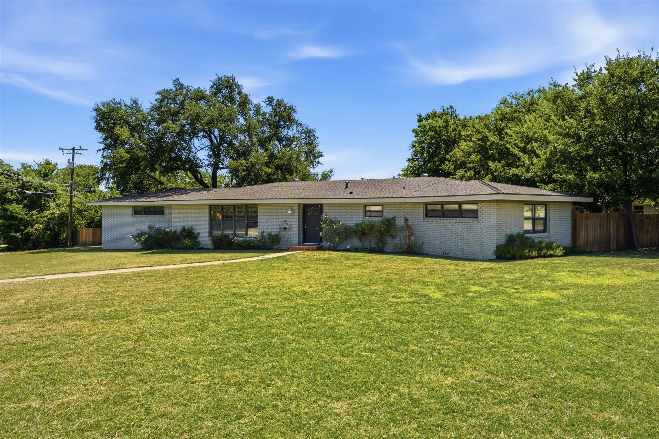 Single Family Residence For Sale in Mc Lennan County , 627 Bellaire Drive, Woodway, Texas 76712, 3 Bedroom, 2 Bathroom, 1 Garage spaces, 2,218 Sqft, built in 1958, Price $349,900, mls#21324822, Real Estate Agent in Woodway, Homes For Sale in Mc Lennan county, Homes For Sale in Woodway, Realtor in Woodway Texas, Real Estate Brokerage Independent Realty Texas, Luminita Cordes Realtor