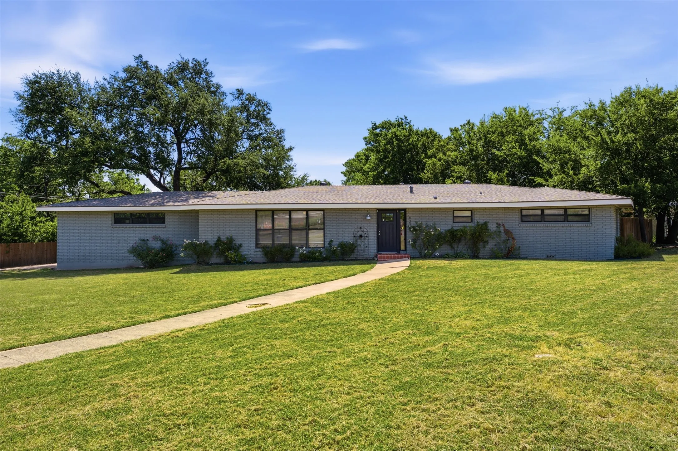 Single Family Residence For Sale in Mc Lennan County , 627 Bellaire Drive, Woodway, Texas 76712, 3 Bedroom, 2 Bathroom, 1 Garage spaces, 2,218 Sqft, built in 1958, Price $349,900, mls#21324822, Real Estate Agent in Woodway, Homes For Sale in Mc Lennan county, Homes For Sale in Woodway, Realtor in Woodway Texas, Real Estate Brokerage Independent Realty Texas, Luminita Cordes Realtor