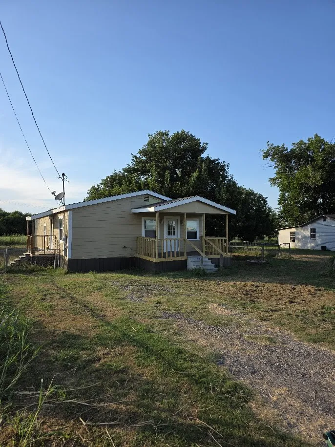 Single Family Residence For Sale in Falls County , 916 West Avenue B, Rosebud, Texas 76570, 3 Bedroom, 1 Bathroom, Garage spaces, 1,120 Sqft, built in 2014, mls#21323663, Real Estate Agent in Rosebud, Homes For Sale in Falls county, Homes For Sale in Rosebud, Realtor in Rosebud Texas, Real Estate Brokerage Independent Realty Texas, Luminita Cordes Realtor