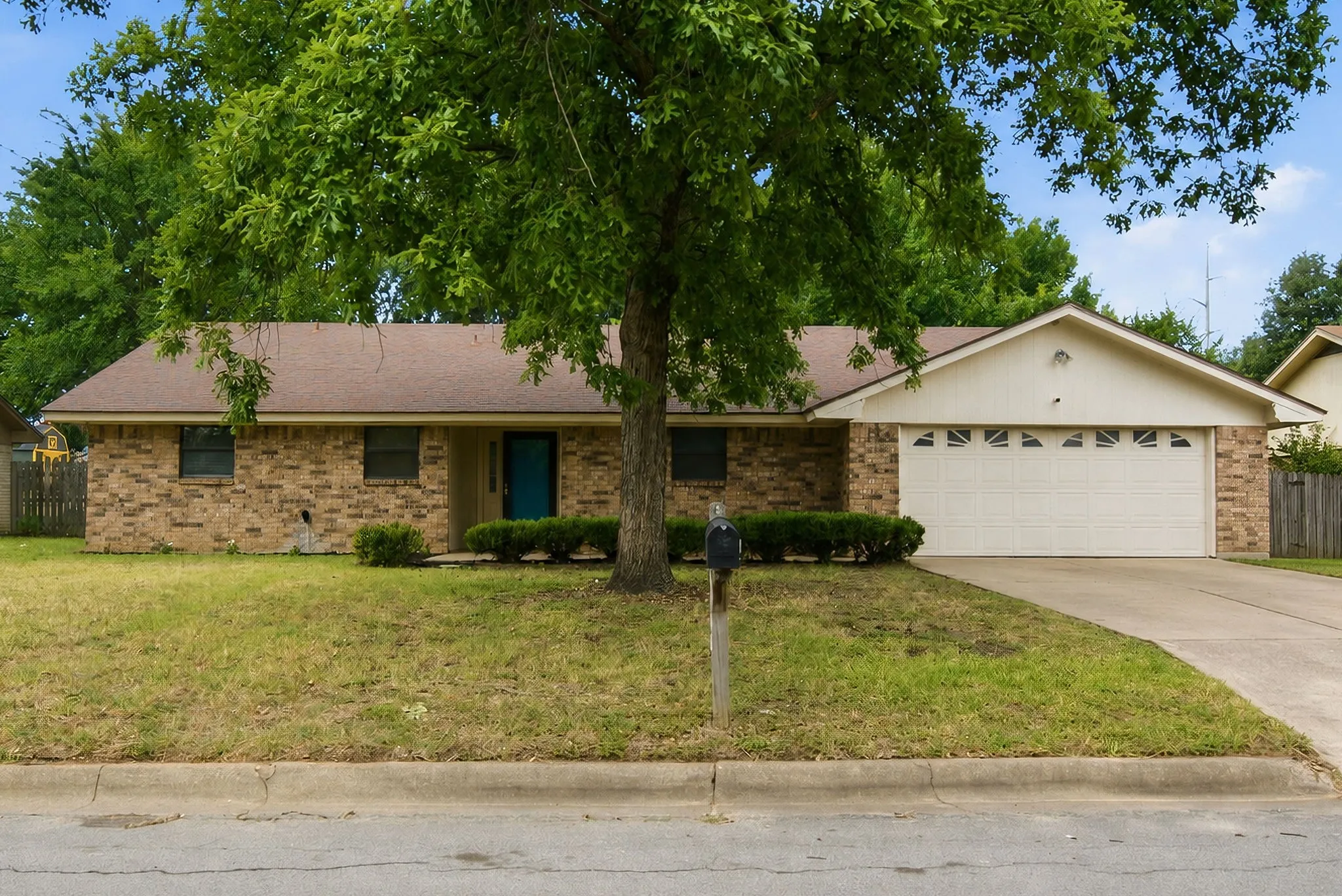 Single Family Residence For Sale in Erath County , 1408 Inglewood Drive, Stephenville, Texas 76401, 4 Bedroom, 2 Bathroom, 2 Garage spaces, 1,529 Sqft, built in 1983, mls#21324653, Real Estate Agent in Stephenville, Homes For Sale in Erath county, Homes For Sale in Stephenville, Realtor in Stephenville Texas, Real Estate Brokerage Independent Realty Texas, Luminita Cordes Realtor