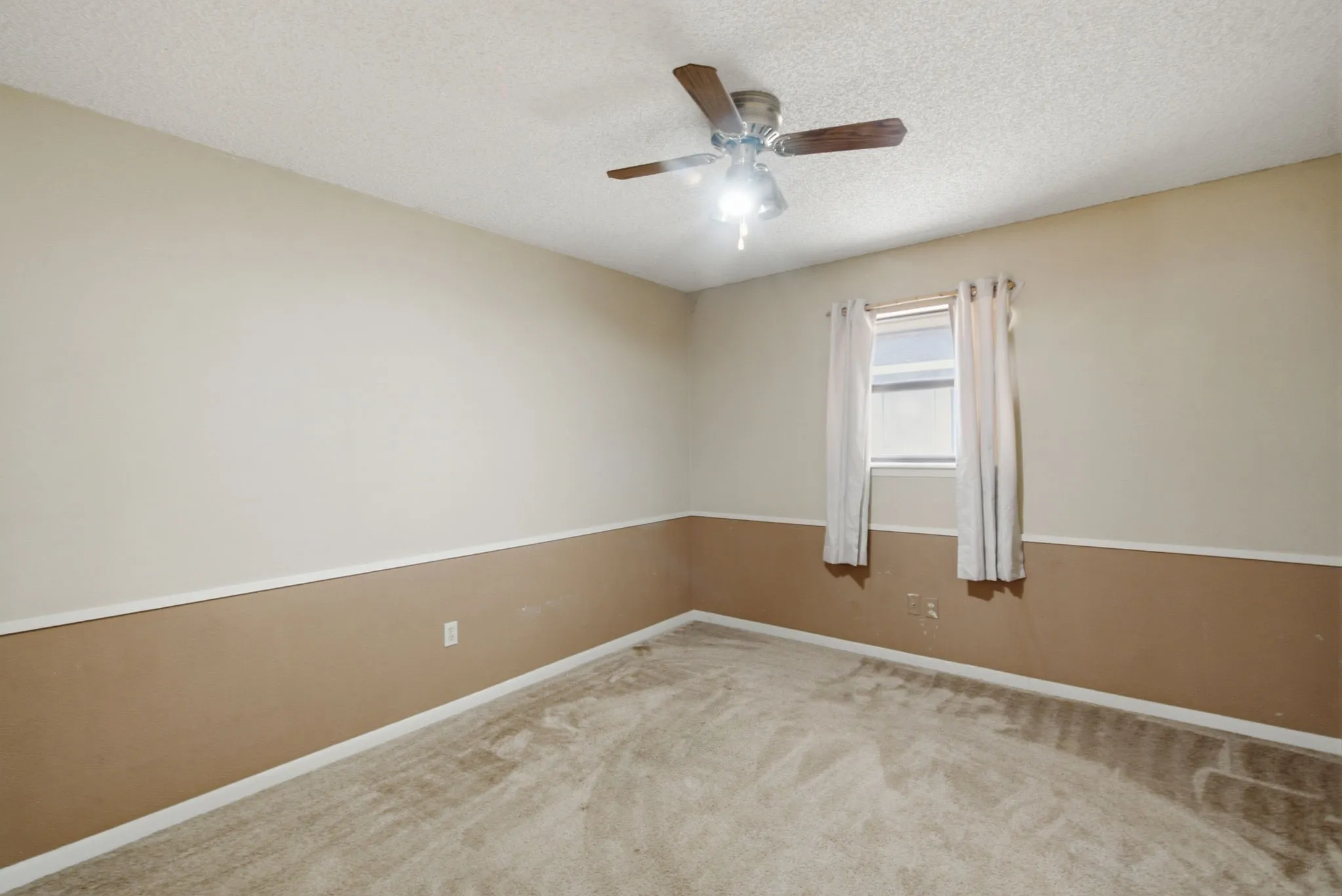Single Family Residence For Sale in Erath County , 1408 Inglewood Drive, Stephenville, Texas 76401, 4 Bedroom, 2 Bathroom, 2 Garage spaces, 1,529 Sqft, built in 1983, mls#21324653, Real Estate Agent in Stephenville, Homes For Sale in Erath county, Homes For Sale in Stephenville, Realtor in Stephenville Texas, Real Estate Brokerage Independent Realty Texas, Luminita Cordes Realtor