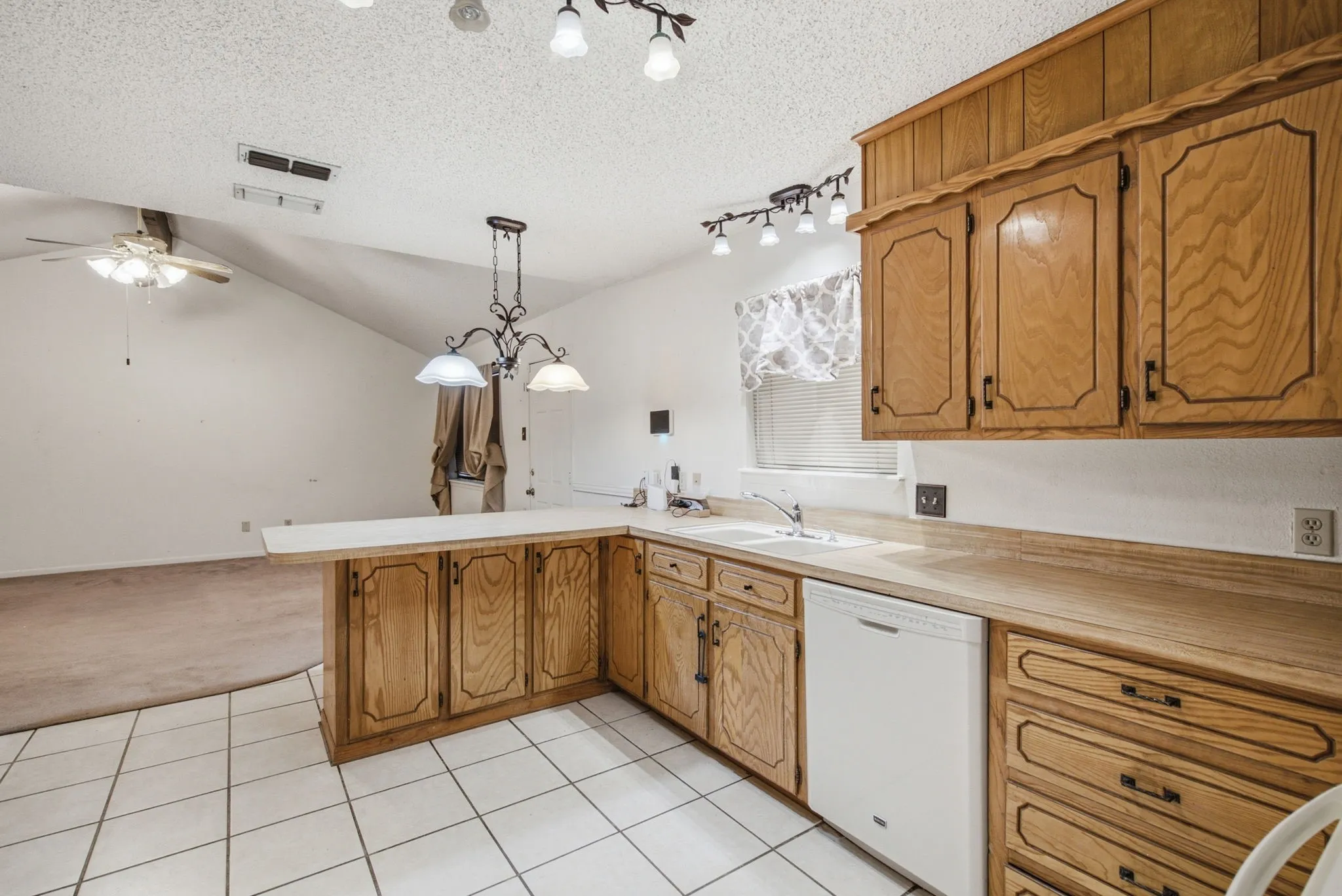 Single Family Residence For Sale in Erath County , 1408 Inglewood Drive, Stephenville, Texas 76401, 4 Bedroom, 2 Bathroom, 2 Garage spaces, 1,529 Sqft, built in 1983, mls#21324653, Real Estate Agent in Stephenville, Homes For Sale in Erath county, Homes For Sale in Stephenville, Realtor in Stephenville Texas, Real Estate Brokerage Independent Realty Texas, Luminita Cordes Realtor