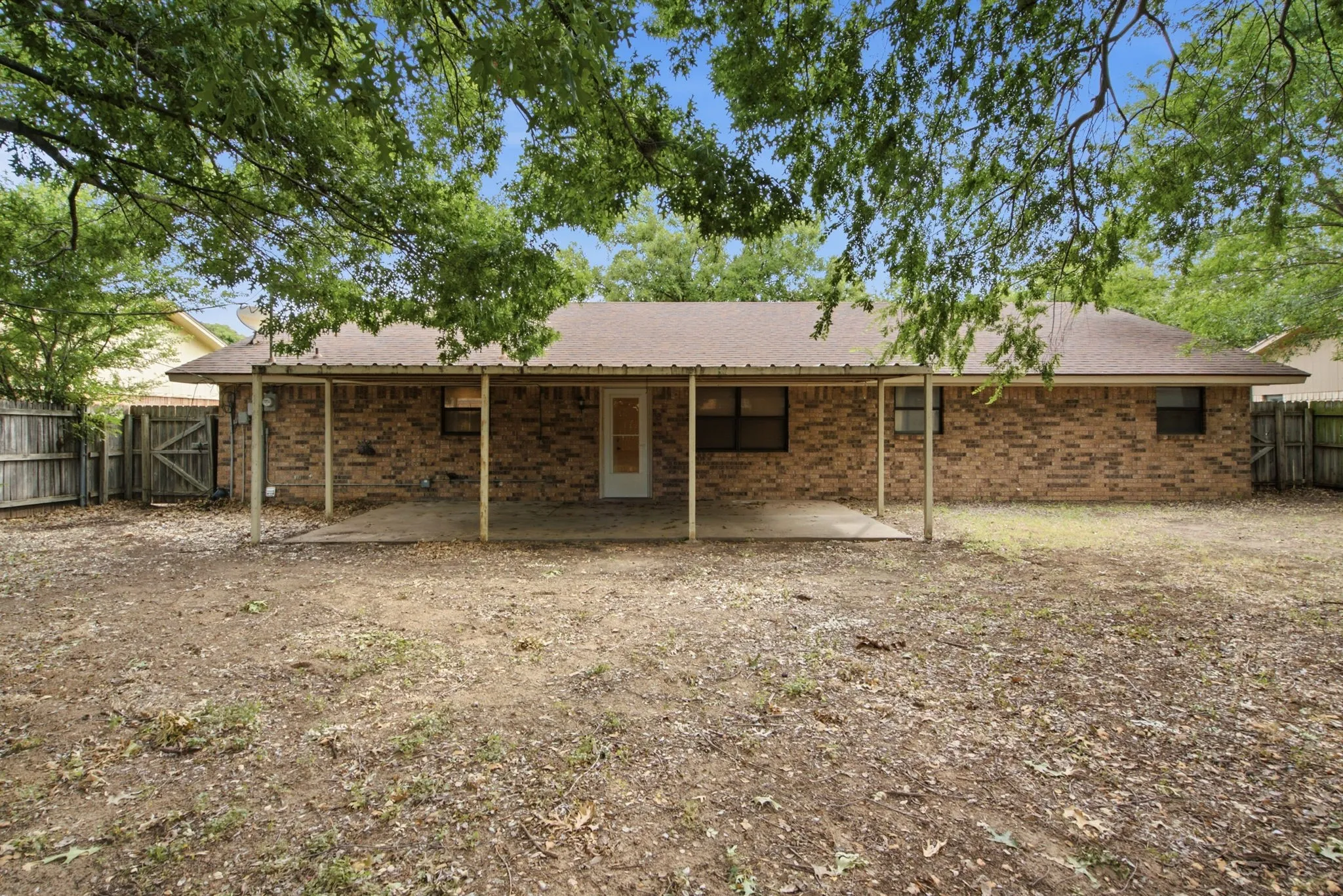 Single Family Residence For Sale in Erath County , 1408 Inglewood Drive, Stephenville, Texas 76401, 4 Bedroom, 2 Bathroom, 2 Garage spaces, 1,529 Sqft, built in 1983, mls#21324653, Real Estate Agent in Stephenville, Homes For Sale in Erath county, Homes For Sale in Stephenville, Realtor in Stephenville Texas, Real Estate Brokerage Independent Realty Texas, Luminita Cordes Realtor