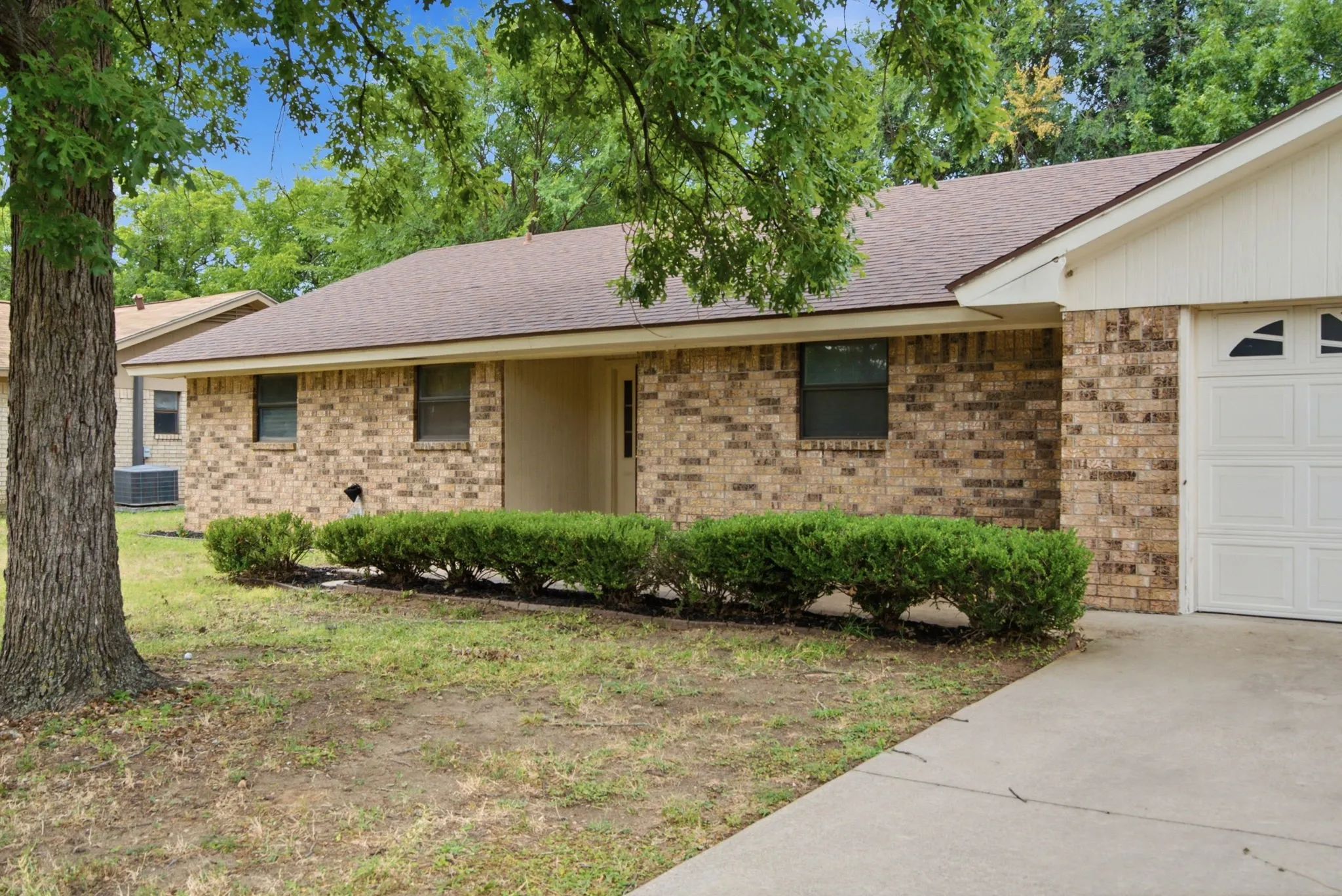 Single Family Residence For Sale in Erath County , 1408 Inglewood Drive, Stephenville, Texas 76401, 4 Bedroom, 2 Bathroom, 2 Garage spaces, 1,529 Sqft, built in 1983, mls#21324653, Real Estate Agent in Stephenville, Homes For Sale in Erath county, Homes For Sale in Stephenville, Realtor in Stephenville Texas, Real Estate Brokerage Independent Realty Texas, Luminita Cordes Realtor
