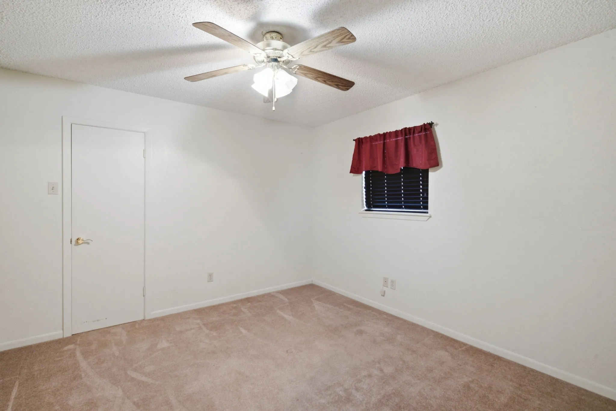 Single Family Residence For Sale in Erath County , 1408 Inglewood Drive, Stephenville, Texas 76401, 4 Bedroom, 2 Bathroom, 2 Garage spaces, 1,529 Sqft, built in 1983, mls#21324653, Real Estate Agent in Stephenville, Homes For Sale in Erath county, Homes For Sale in Stephenville, Realtor in Stephenville Texas, Real Estate Brokerage Independent Realty Texas, Luminita Cordes Realtor