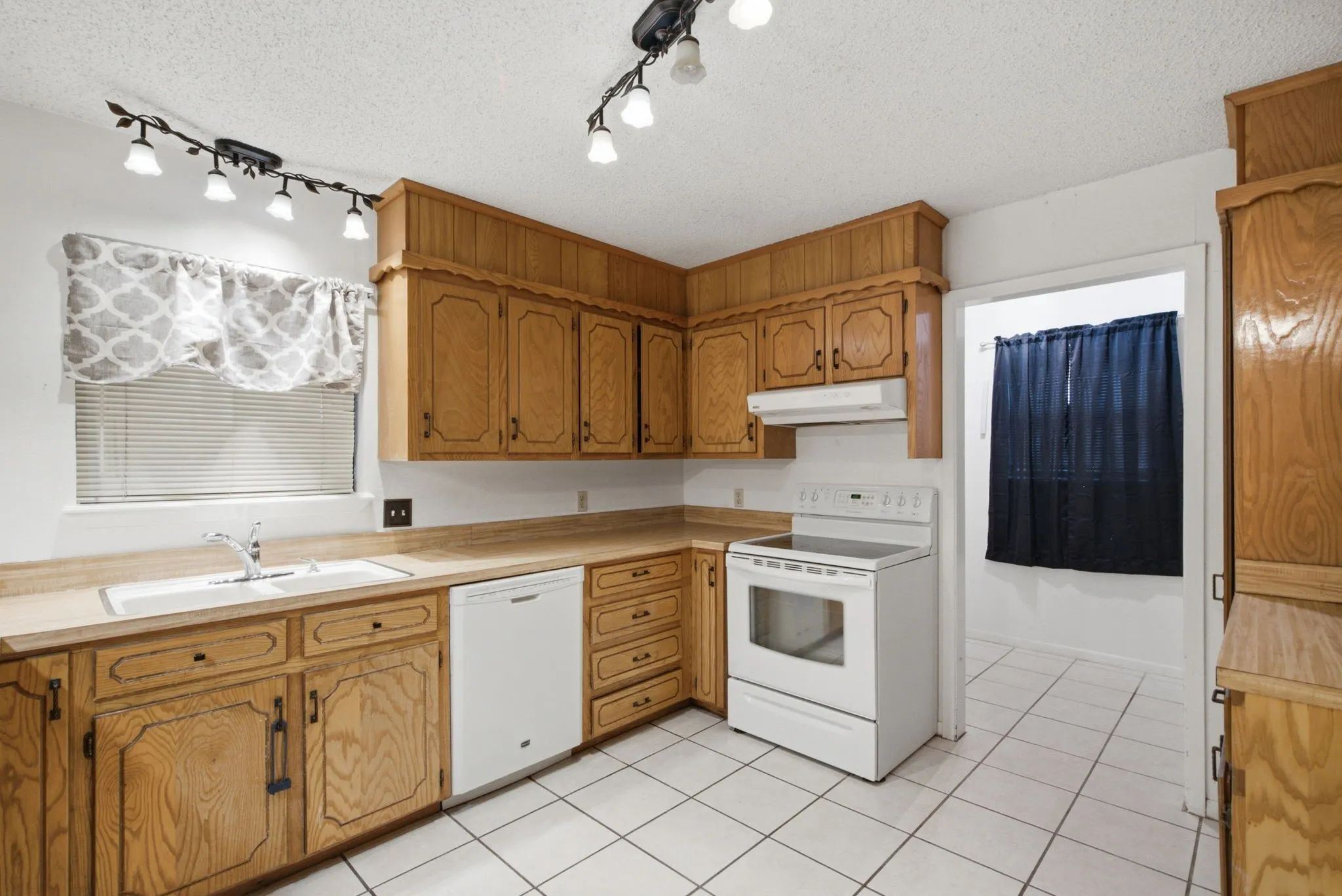 Single Family Residence For Sale in Erath County , 1408 Inglewood Drive, Stephenville, Texas 76401, 4 Bedroom, 2 Bathroom, 2 Garage spaces, 1,529 Sqft, built in 1983, mls#21324653, Real Estate Agent in Stephenville, Homes For Sale in Erath county, Homes For Sale in Stephenville, Realtor in Stephenville Texas, Real Estate Brokerage Independent Realty Texas, Luminita Cordes Realtor