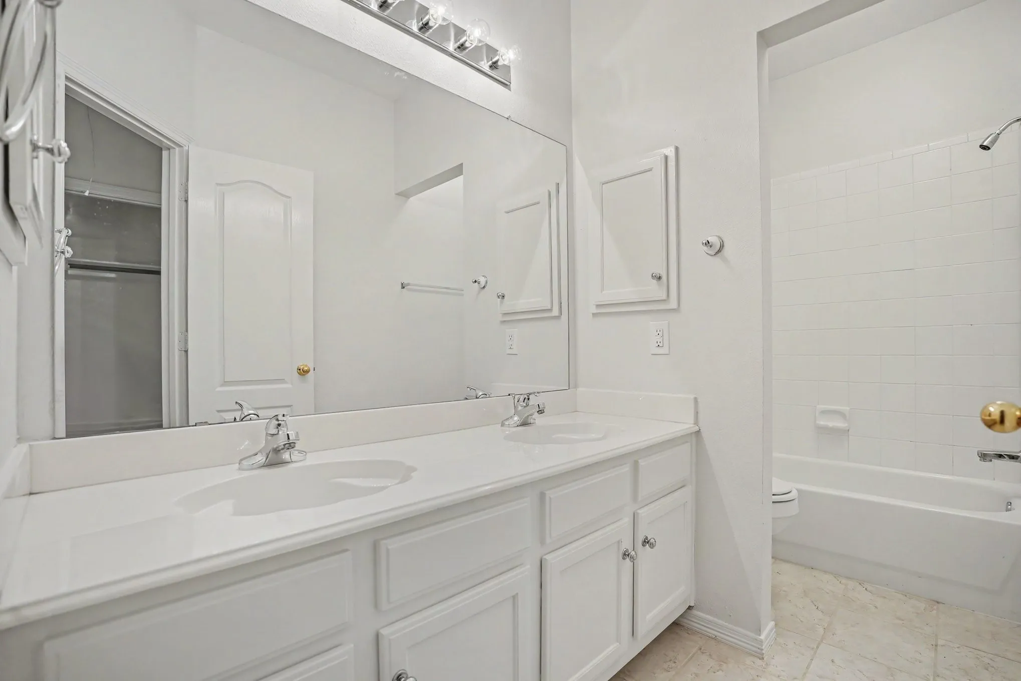 Single Family Residence For Sale in Dallas County , 2813 Persimmon Place, Rowlett, Texas 75088, 3 Bedroom, 3 Bathroom, 2 Garage spaces, 2,489 Sqft, built in 1994, mls#21324656, Real Estate Agent in Rowlett, Homes For Sale in Dallas county, Homes For Sale in Rowlett, Realtor in Rowlett Texas, Real Estate Brokerage Independent Realty Texas, Luminita Cordes Realtor
