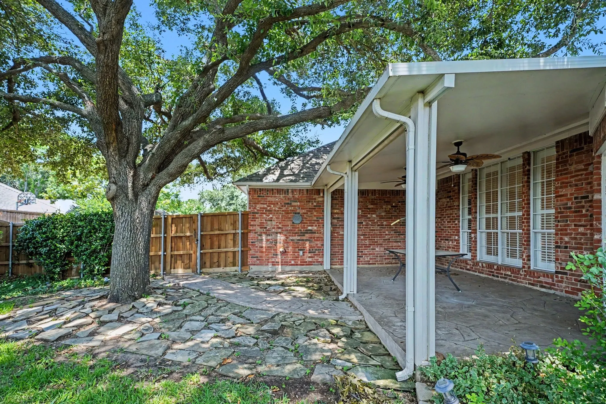 Single Family Residence For Sale in Dallas County , 2813 Persimmon Place, Rowlett, Texas 75088, 3 Bedroom, 3 Bathroom, 2 Garage spaces, 2,489 Sqft, built in 1994, mls#21324656, Real Estate Agent in Rowlett, Homes For Sale in Dallas county, Homes For Sale in Rowlett, Realtor in Rowlett Texas, Real Estate Brokerage Independent Realty Texas, Luminita Cordes Realtor