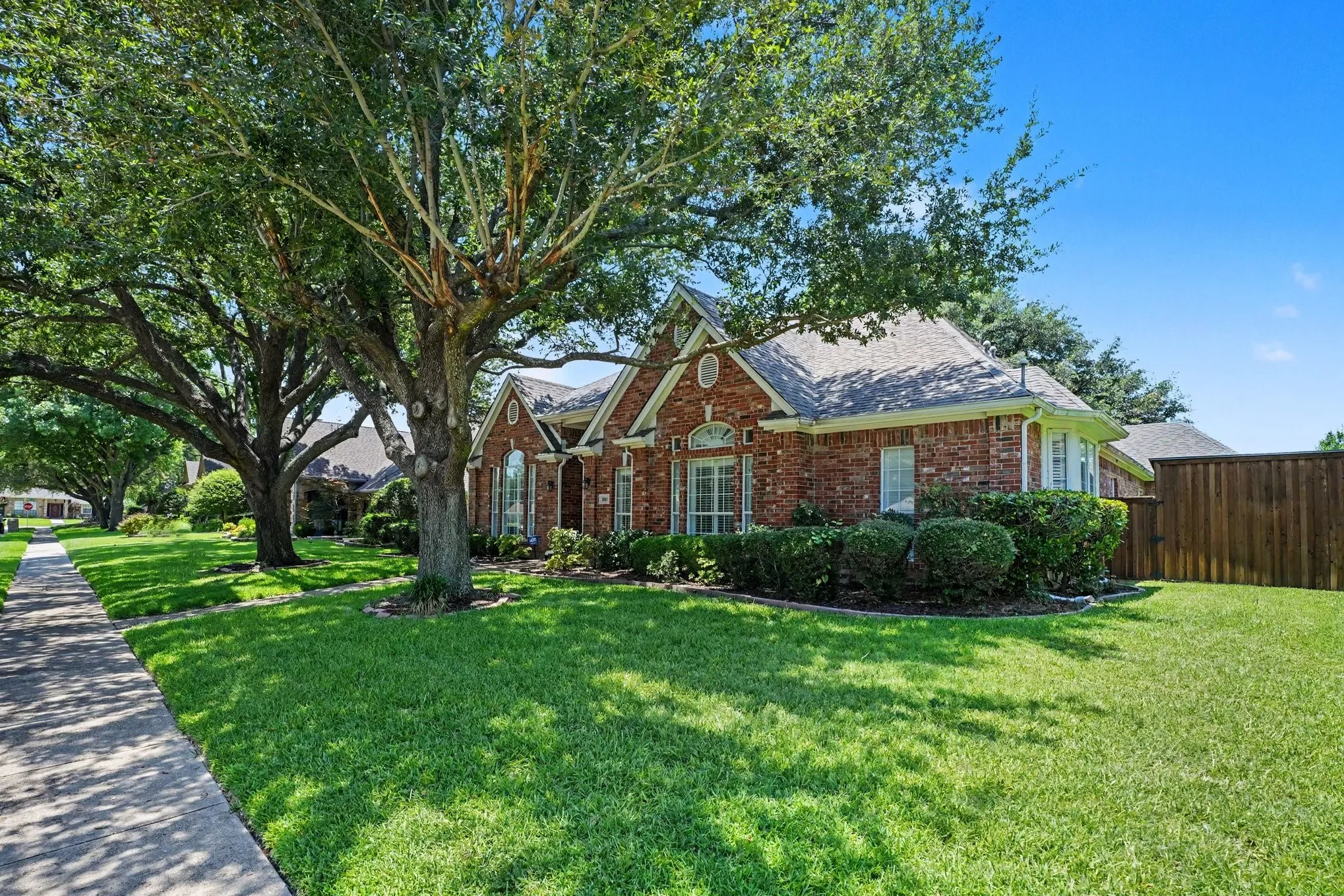 Single Family Residence For Sale in Dallas County , 2813 Persimmon Place, Rowlett, Texas 75088, 3 Bedroom, 3 Bathroom, 2 Garage spaces, 2,489 Sqft, built in 1994, mls#21324656, Real Estate Agent in Rowlett, Homes For Sale in Dallas county, Homes For Sale in Rowlett, Realtor in Rowlett Texas, Real Estate Brokerage Independent Realty Texas, Luminita Cordes Realtor