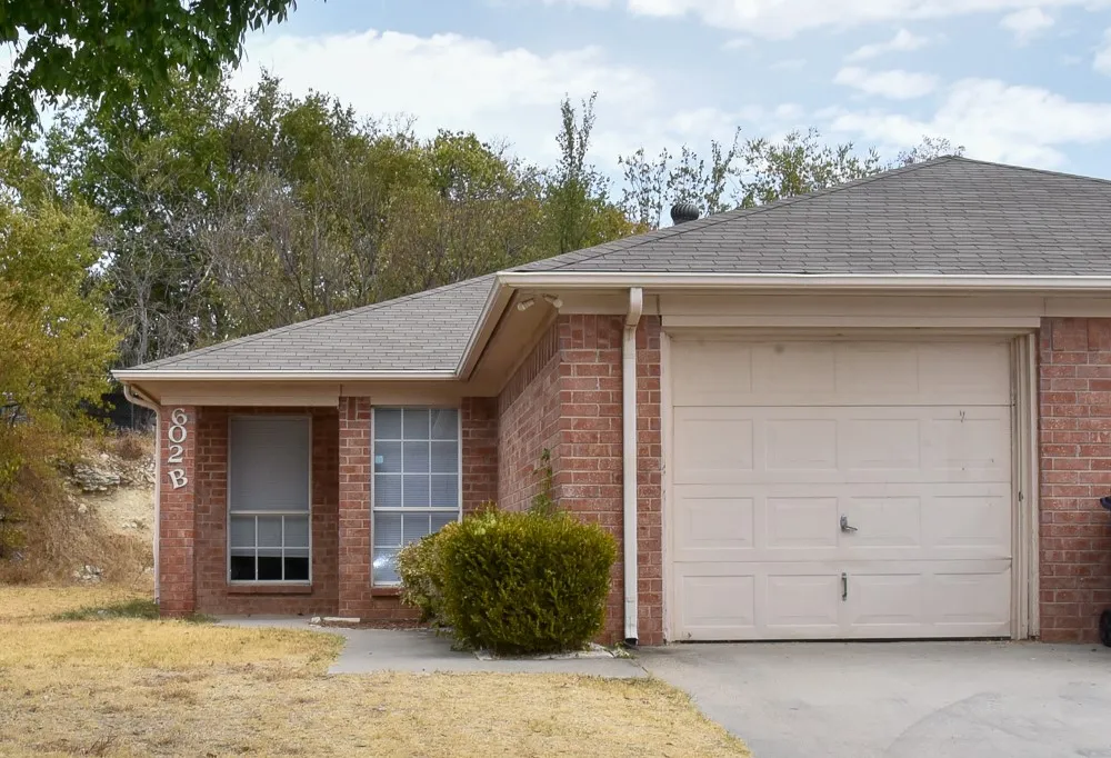 Duplex For Rent in Wise County , 602 Crestridge Court B, Decatur, Texas 76234, 3 Bedroom, 2 Bathroom, 1 Garage spaces, 1,176 Sqft, built in 1994, mls#21324882, Real Estate Agent in Decatur, Homes For Rent in Wise county, Homes For Rent in Decatur, Realtor in Decatur Texas, Real Estate Brokerage Independent Realty Texas, Luminita Cordes Realtor