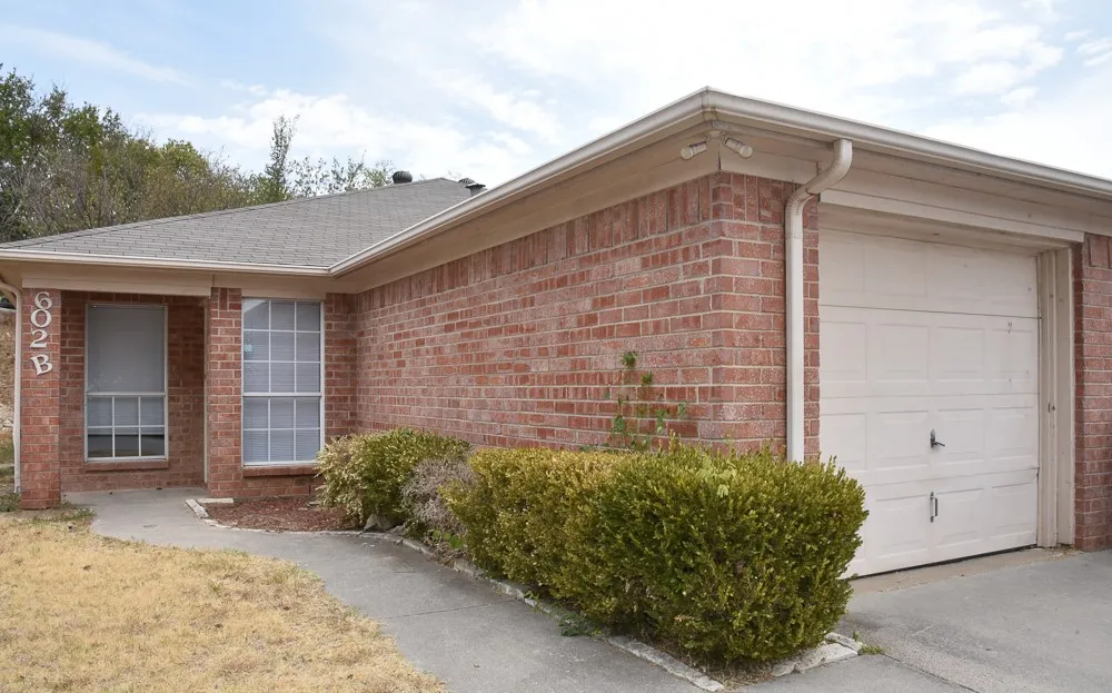 Duplex For Rent in Wise County , 602 Crestridge Court B, Decatur, Texas 76234, 3 Bedroom, 2 Bathroom, 1 Garage spaces, 1,176 Sqft, built in 1994, mls#21324882, Real Estate Agent in Decatur, Homes For Rent in Wise county, Homes For Rent in Decatur, Realtor in Decatur Texas, Real Estate Brokerage Independent Realty Texas, Luminita Cordes Realtor