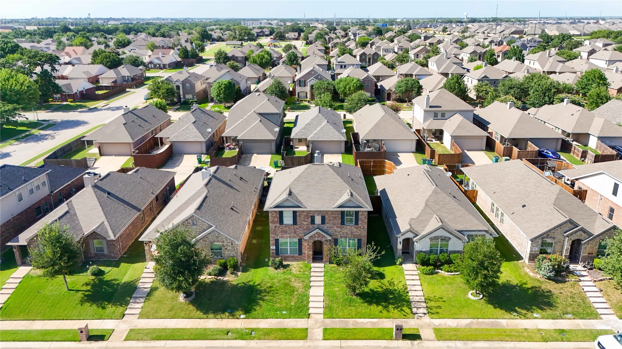Single Family Residence For Rent in Denton County , 9113 Holliday Lane, Aubrey, Texas 76227, 4 Bedroom, 3 Bathroom, 2 Garage spaces, 2,184 Sqft, built in 2015, mls#21324023, Real Estate Agent in Aubrey, Homes For Rent in Denton county, Homes For Rent in Aubrey, Realtor in Aubrey Texas, Real Estate Brokerage Independent Realty Texas, Luminita Cordes Realtor