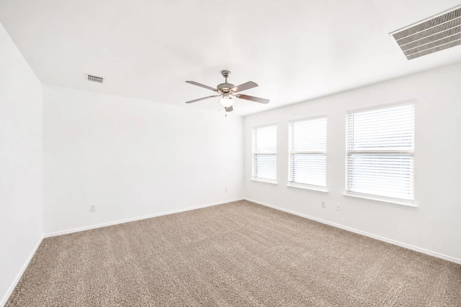 Single Family Residence For Rent in Denton County , 9113 Holliday Lane, Aubrey, Texas 76227, 4 Bedroom, 3 Bathroom, 2 Garage spaces, 2,184 Sqft, built in 2015, mls#21324023, Real Estate Agent in Aubrey, Homes For Rent in Denton county, Homes For Rent in Aubrey, Realtor in Aubrey Texas, Real Estate Brokerage Independent Realty Texas, Luminita Cordes Realtor