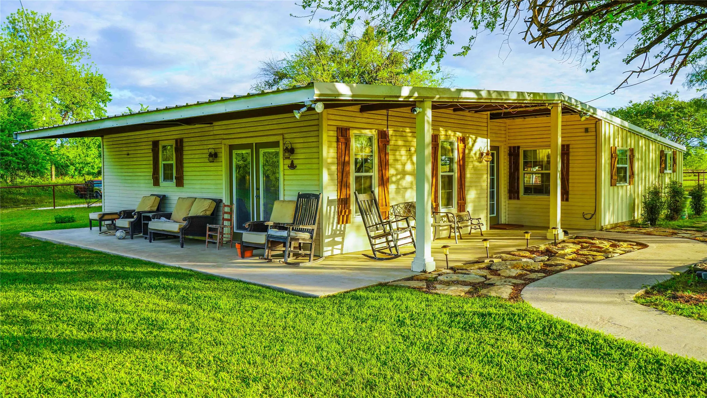 Single Family Residence For Sale in Hill County , 148 3341 HCR, Hubbard, Texas 76648, 2 Bedroom, 2 Bathroom, Garage spaces, 1,434 Sqft, built in 2009, mls#21324876, Real Estate Agent in Hubbard, Homes For Sale in Hill county, Homes For Sale in Hubbard, Realtor in Hubbard Texas, Real Estate Brokerage Independent Realty Texas, Luminita Cordes Realtor