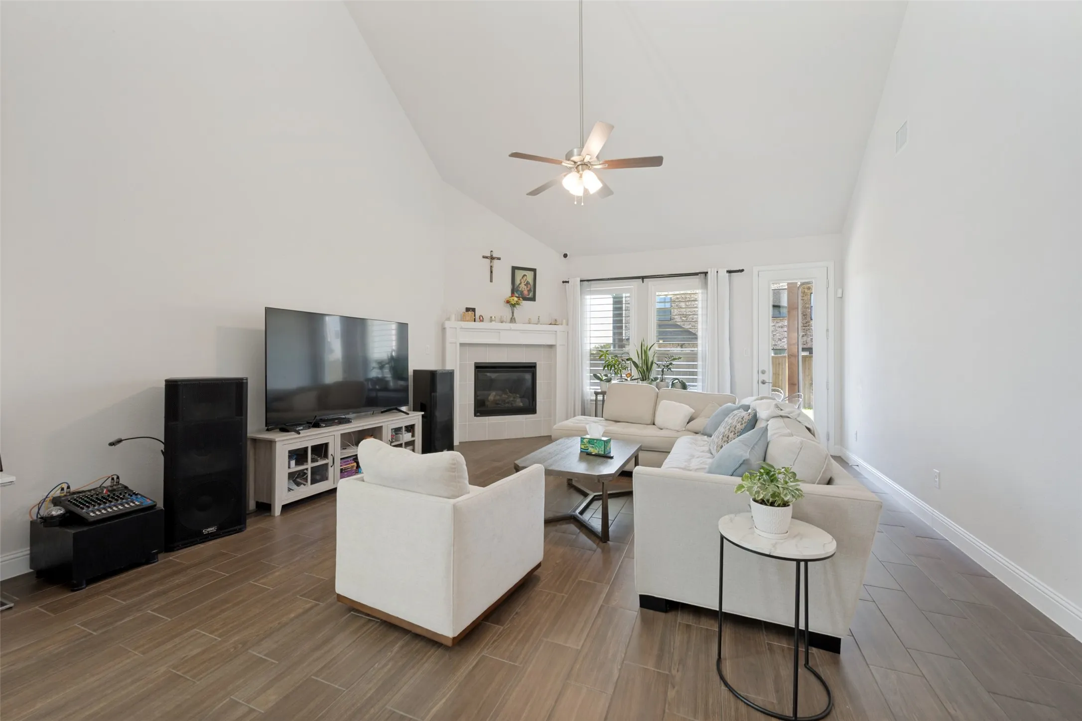 Single Family Residence For Sale in Tarrant County , 712 Matador Lane, Arlington, Texas 76002, 5 Bedrooms, 4 Bathrooms, 2 Garage spaces, 3,443 Sqft, built in 2023, Price $596,888, mls#21324462, Real Estate Agent in Arlington, Homes For Sale in Tarrant county, Homes For Sale in Arlington, Realtor in Arlington Texas, Real Estate Brokerage Independent Realty Texas, Luminita Cordes Realtor