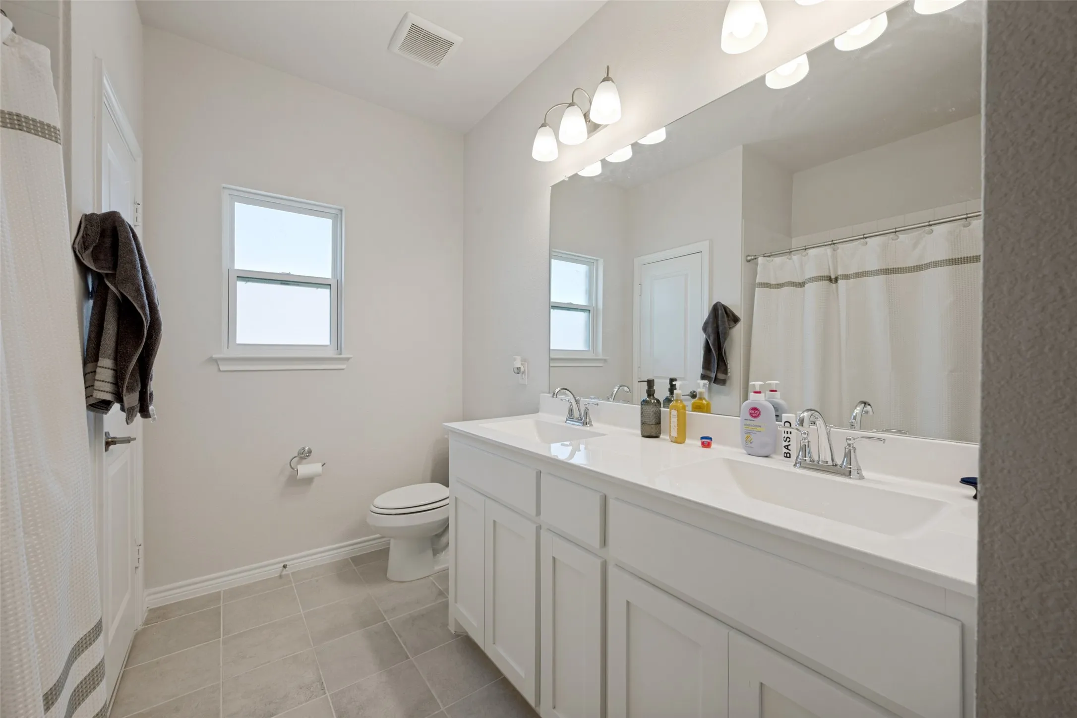 Single Family Residence For Sale in Tarrant County , 712 Matador Lane, Arlington, Texas 76002, 5 Bedrooms, 4 Bathrooms, 2 Garage spaces, 3,443 Sqft, built in 2023, Price $596,888, mls#21324462, Real Estate Agent in Arlington, Homes For Sale in Tarrant county, Homes For Sale in Arlington, Realtor in Arlington Texas, Real Estate Brokerage Independent Realty Texas, Luminita Cordes Realtor