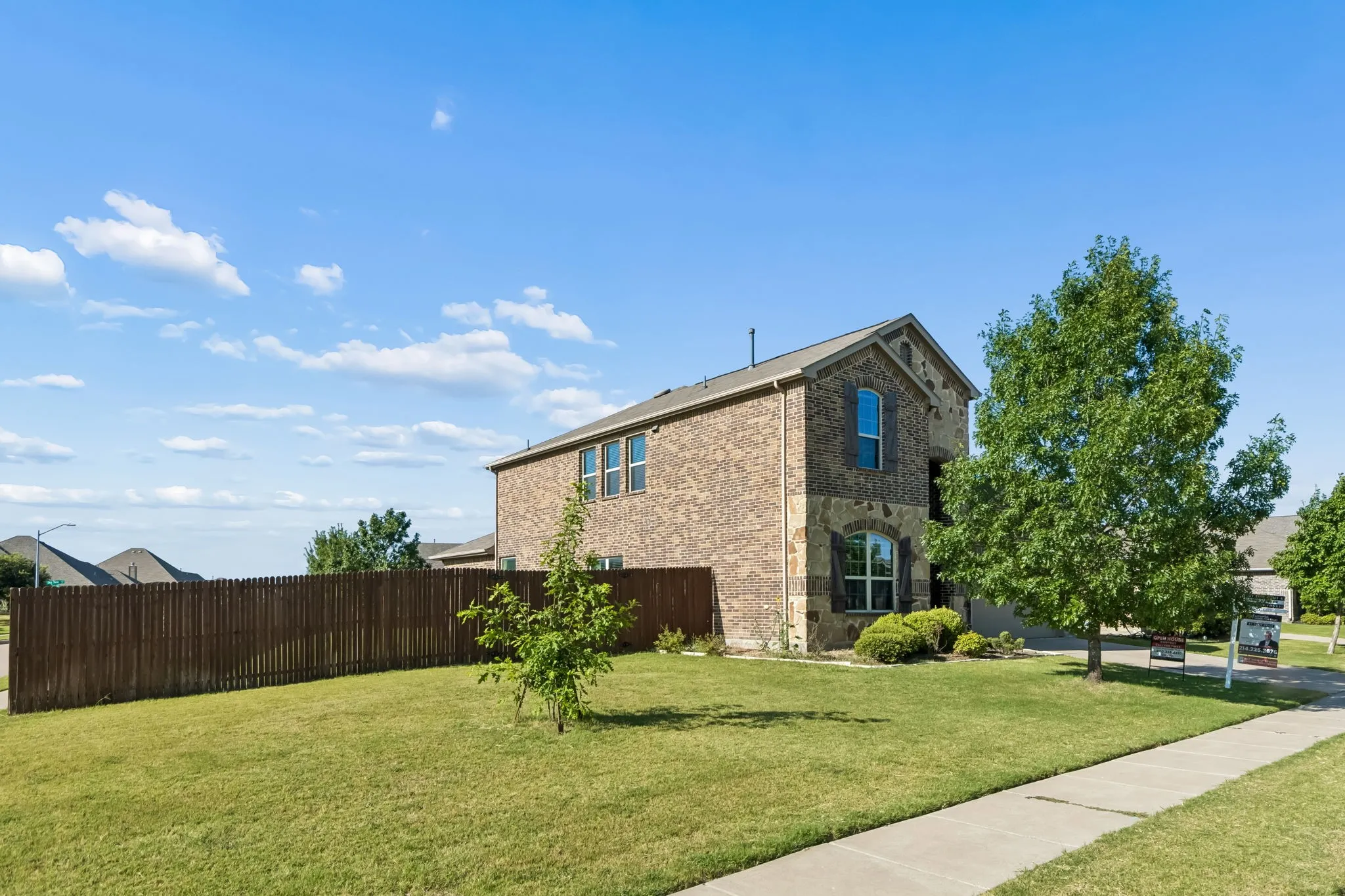 Single Family Residence For Sale in Tarrant County , 424 Eureka Court, Burleson, Texas 76028, 4 Bedroom, 4 Bathroom, 2 Garage spaces, 3,104 Sqft, built in 2016, mls#21316129, Real Estate Agent in Burleson, Homes For Sale in Tarrant county, Homes For Sale in Burleson, Realtor in Burleson Texas, Real Estate Brokerage Independent Realty Texas, Luminita Cordes Realtor