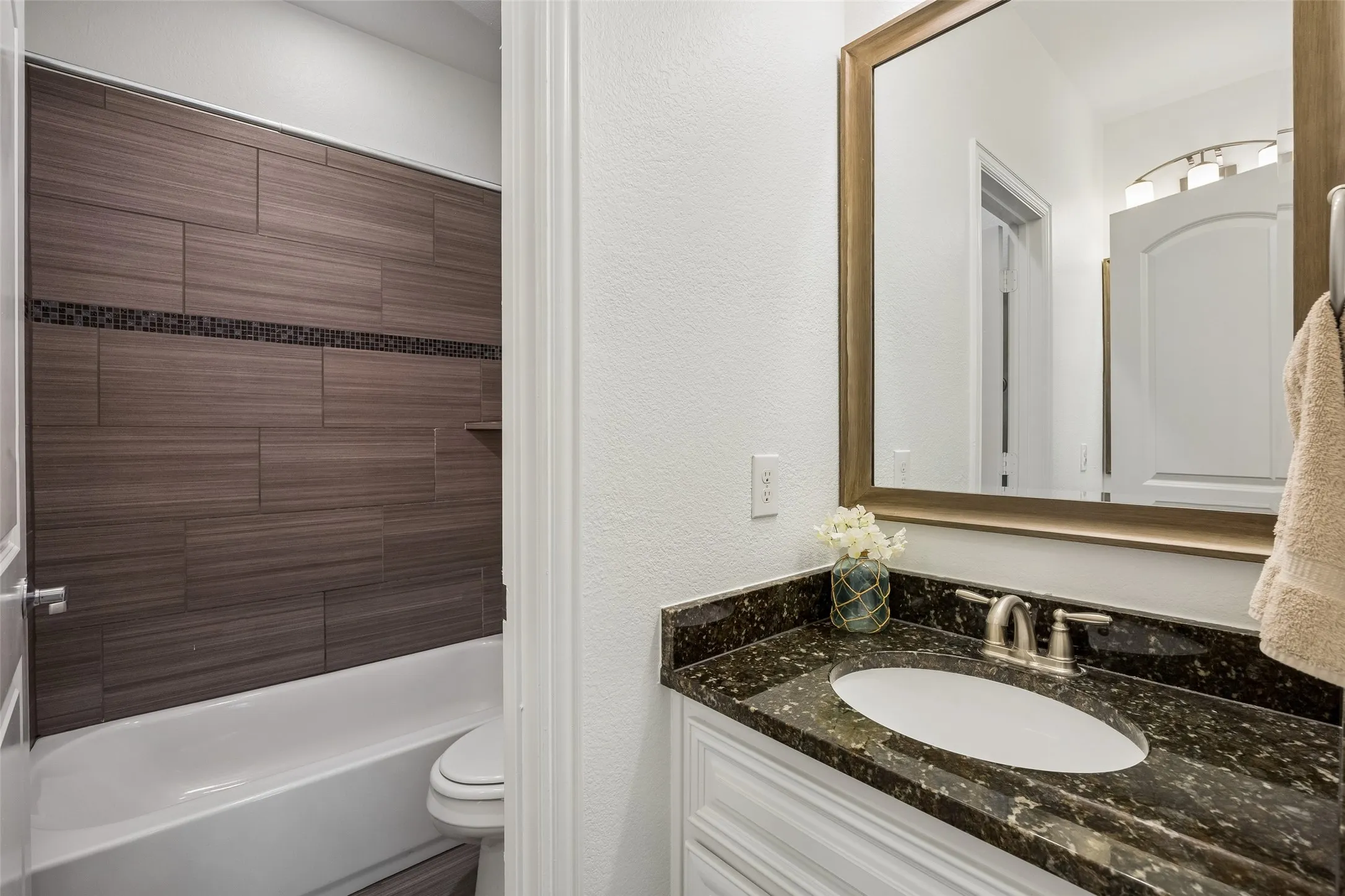 Single Family Residence For Sale in Dallas County , 1022 Shadyside Lane, Dallas, Texas 75223, 3 Bedroom, 4 Bathroom, 2 Garage spaces, 3,147 Sqft, built in 2016, mls#21322185, Real Estate Agent in Dallas, Homes For Sale in Dallas county, Homes For Sale in Dallas, Realtor in Dallas Texas, Real Estate Brokerage Independent Realty Texas, Luminita Cordes Realtor