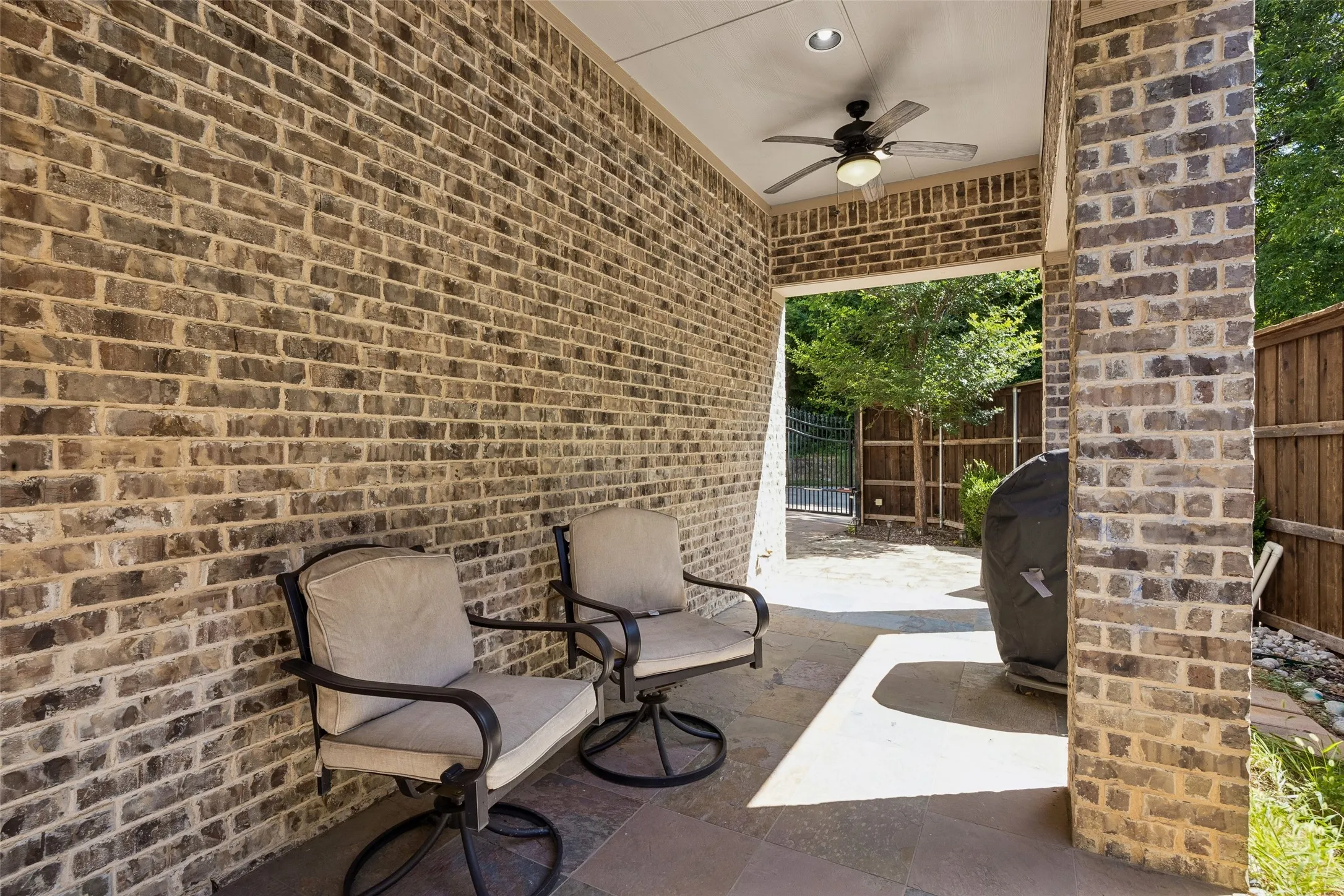 Single Family Residence For Sale in Dallas County , 1022 Shadyside Lane, Dallas, Texas 75223, 3 Bedroom, 4 Bathroom, 2 Garage spaces, 3,147 Sqft, built in 2016, mls#21322185, Real Estate Agent in Dallas, Homes For Sale in Dallas county, Homes For Sale in Dallas, Realtor in Dallas Texas, Real Estate Brokerage Independent Realty Texas, Luminita Cordes Realtor
