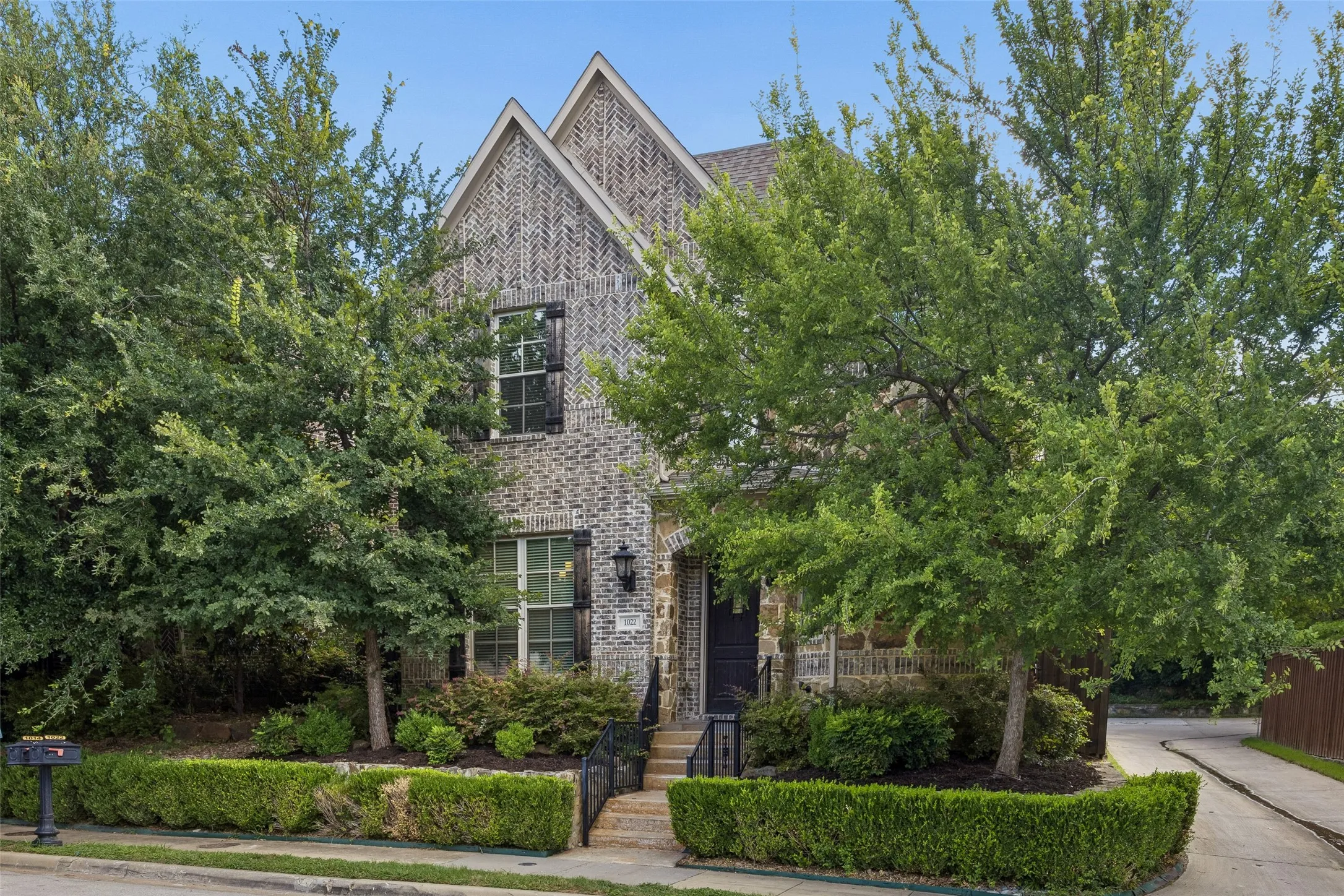 Single Family Residence For Sale in Dallas County , 1022 Shadyside Lane, Dallas, Texas 75223, 3 Bedroom, 4 Bathroom, 2 Garage spaces, 3,147 Sqft, built in 2016, mls#21322185, Real Estate Agent in Dallas, Homes For Sale in Dallas county, Homes For Sale in Dallas, Realtor in Dallas Texas, Real Estate Brokerage Independent Realty Texas, Luminita Cordes Realtor