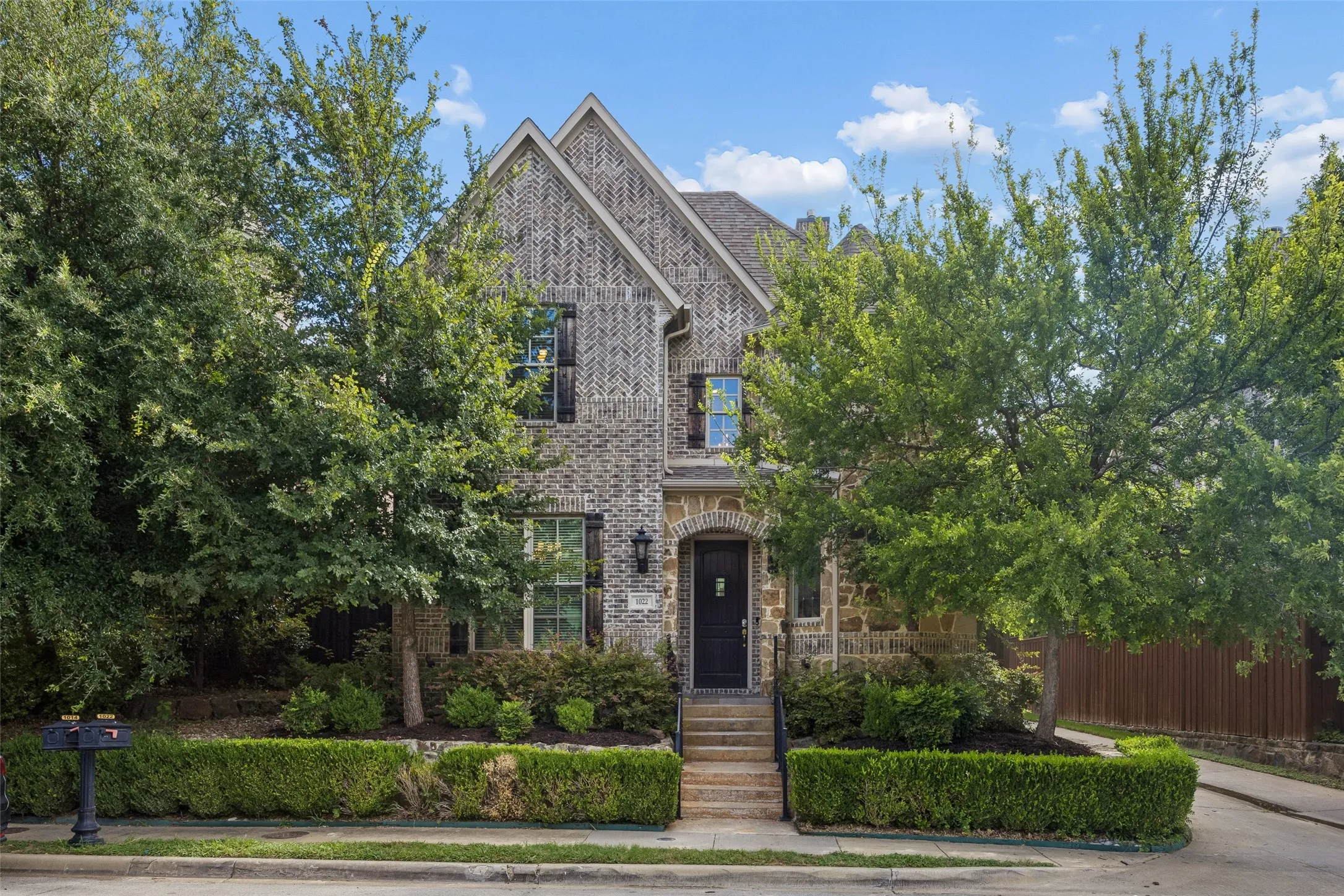 Single Family Residence For Sale in Dallas County , 1022 Shadyside Lane, Dallas, Texas 75223, 3 Bedroom, 4 Bathroom, 2 Garage spaces, 3,147 Sqft, built in 2016, mls#21322185, Real Estate Agent in Dallas, Homes For Sale in Dallas county, Homes For Sale in Dallas, Realtor in Dallas Texas, Real Estate Brokerage Independent Realty Texas, Luminita Cordes Realtor