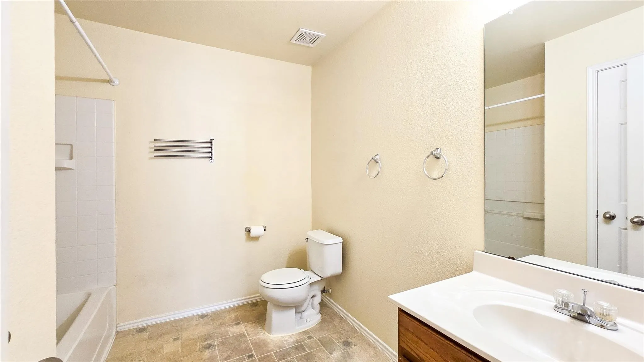 Single Family Residence For Rent in Collin County , 12453 Peak Circle, Frisco, Texas 75035, 3 Bedroom, 2 Bathroom, 2 Garage spaces, 1,793 Sqft, built in 2005, mls#21324972, Real Estate Agent in Frisco, Homes For Rent in Collin county, Homes For Rent in Frisco, Realtor in Frisco Texas, Real Estate Brokerage Independent Realty Texas, Luminita Cordes Realtor
