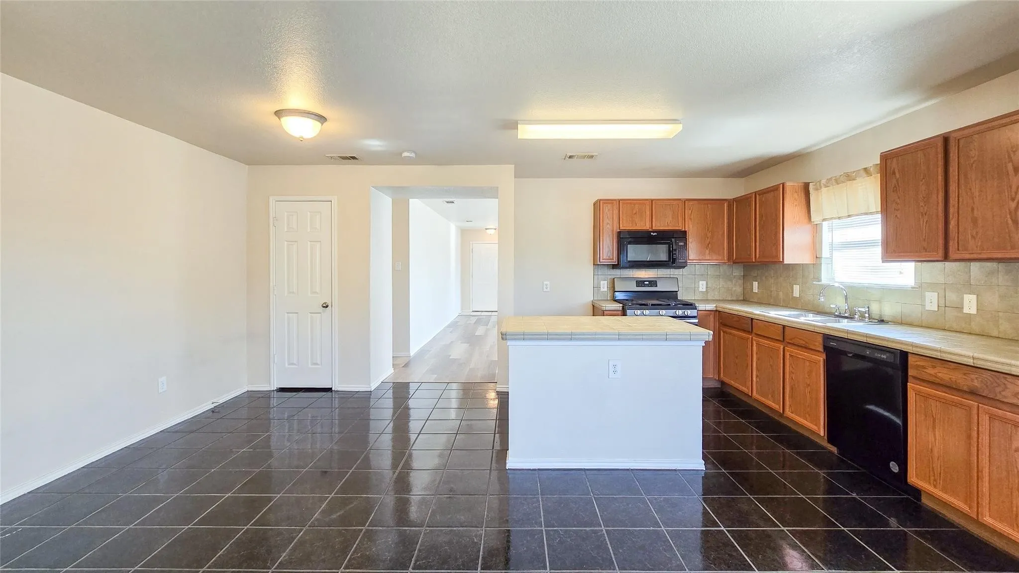 Single Family Residence For Rent in Collin County , 12453 Peak Circle, Frisco, Texas 75035, 3 Bedroom, 2 Bathroom, 2 Garage spaces, 1,793 Sqft, built in 2005, mls#21324972, Real Estate Agent in Frisco, Homes For Rent in Collin county, Homes For Rent in Frisco, Realtor in Frisco Texas, Real Estate Brokerage Independent Realty Texas, Luminita Cordes Realtor