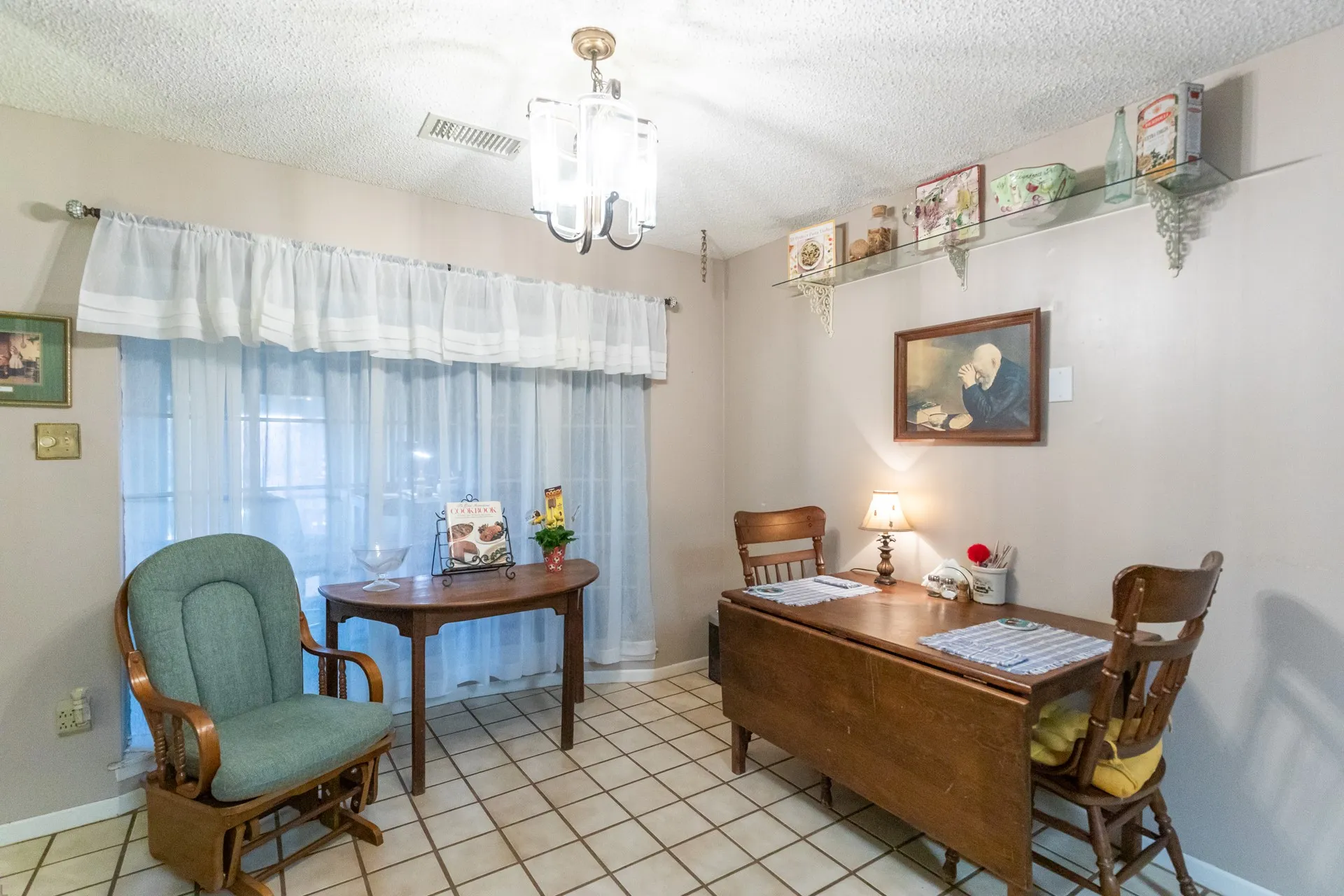 Single Family Residence For Sale in Taylor County , 3702 Santa Monica Drive, Abilene, Texas 79605, 4 Bedroom, 2 Bathroom, 2 Garage spaces, 2,240 Sqft, built in 1977, mls#21323236, Real Estate Agent in Abilene, Homes For Sale in Taylor county, Homes For Sale in Abilene, Realtor in Abilene Texas, Real Estate Brokerage Independent Realty Texas, Luminita Cordes Realtor