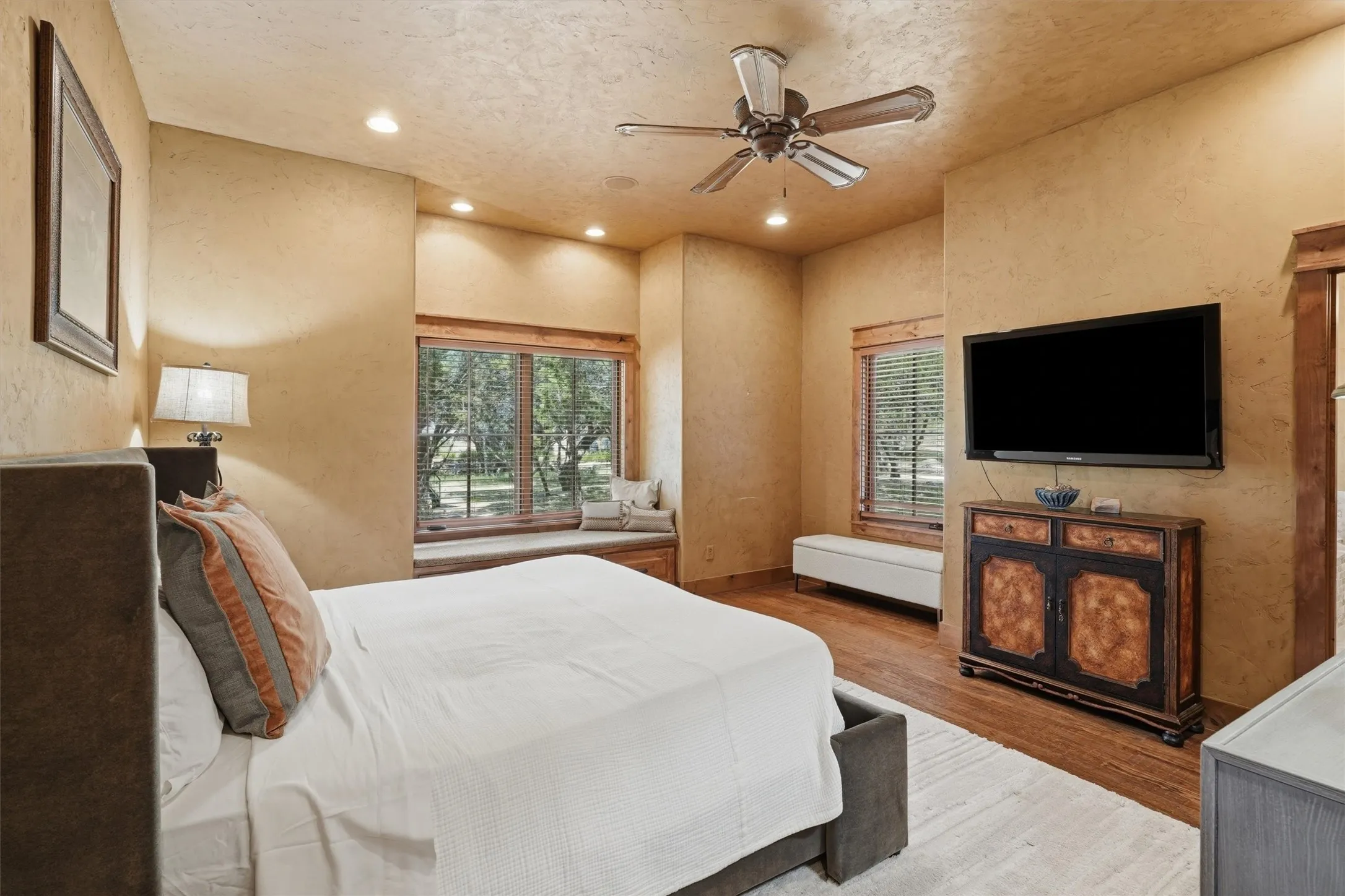 Single Family Residence For Sale in Palo Pinto County , 1046 Grandview Drive, Graford, Texas 76449, 5 Bedrooms, 7 Bathrooms, 1 Garage spaces, 5,321 Sqft, built in 2008, Price $2,000,000, mls#21323097, Real Estate Agent in Graford, Homes For Sale in Palo Pinto county, Homes For Sale in Graford, Realtor in Graford Texas, Real Estate Brokerage Independent Realty Texas, Luminita Cordes Realtor