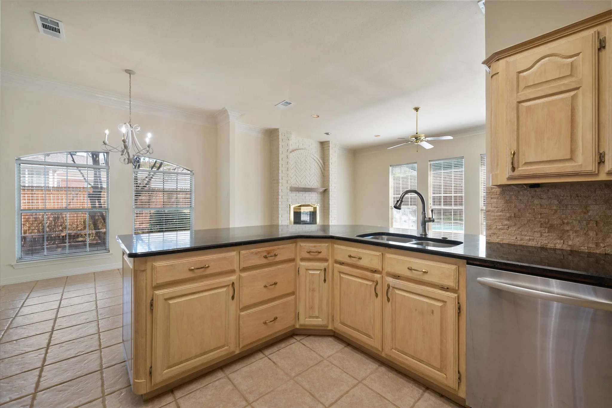 Single Family Residence For Sale in Tarrant County , 812 Turnberry Drive, Mansfield, Texas 76063, 3 Bedroom, 3 Bathroom, 2 Garage spaces, 2,241 Sqft, built in 1991, mls#21321804, Real Estate Agent in Mansfield, Homes For Sale in Tarrant county, Homes For Sale in Mansfield, Realtor in Mansfield Texas, Real Estate Brokerage Independent Realty Texas, Luminita Cordes Realtor