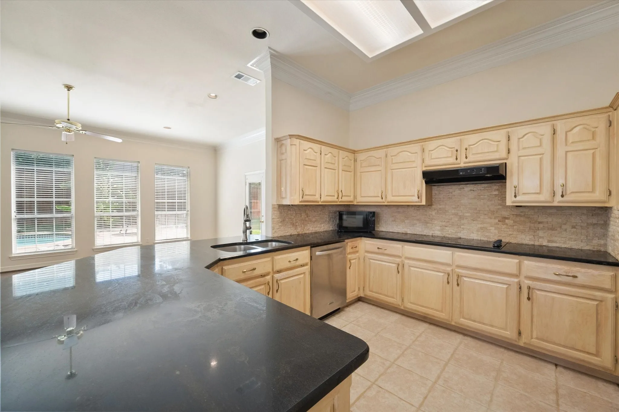 Single Family Residence For Sale in Tarrant County , 812 Turnberry Drive, Mansfield, Texas 76063, 3 Bedroom, 3 Bathroom, 2 Garage spaces, 2,241 Sqft, built in 1991, mls#21321804, Real Estate Agent in Mansfield, Homes For Sale in Tarrant county, Homes For Sale in Mansfield, Realtor in Mansfield Texas, Real Estate Brokerage Independent Realty Texas, Luminita Cordes Realtor