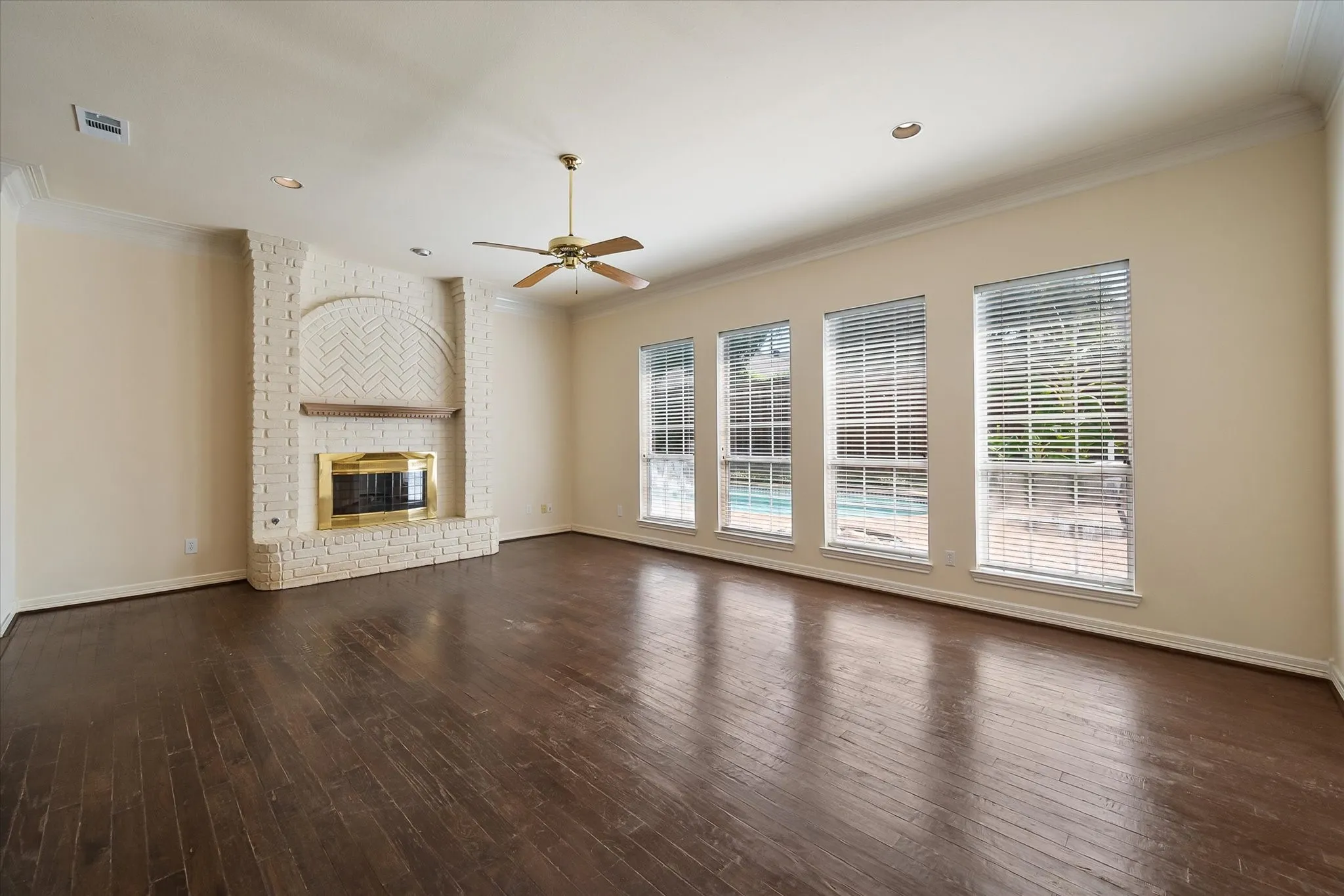 Single Family Residence For Sale in Tarrant County , 812 Turnberry Drive, Mansfield, Texas 76063, 3 Bedroom, 3 Bathroom, 2 Garage spaces, 2,241 Sqft, built in 1991, mls#21321804, Real Estate Agent in Mansfield, Homes For Sale in Tarrant county, Homes For Sale in Mansfield, Realtor in Mansfield Texas, Real Estate Brokerage Independent Realty Texas, Luminita Cordes Realtor