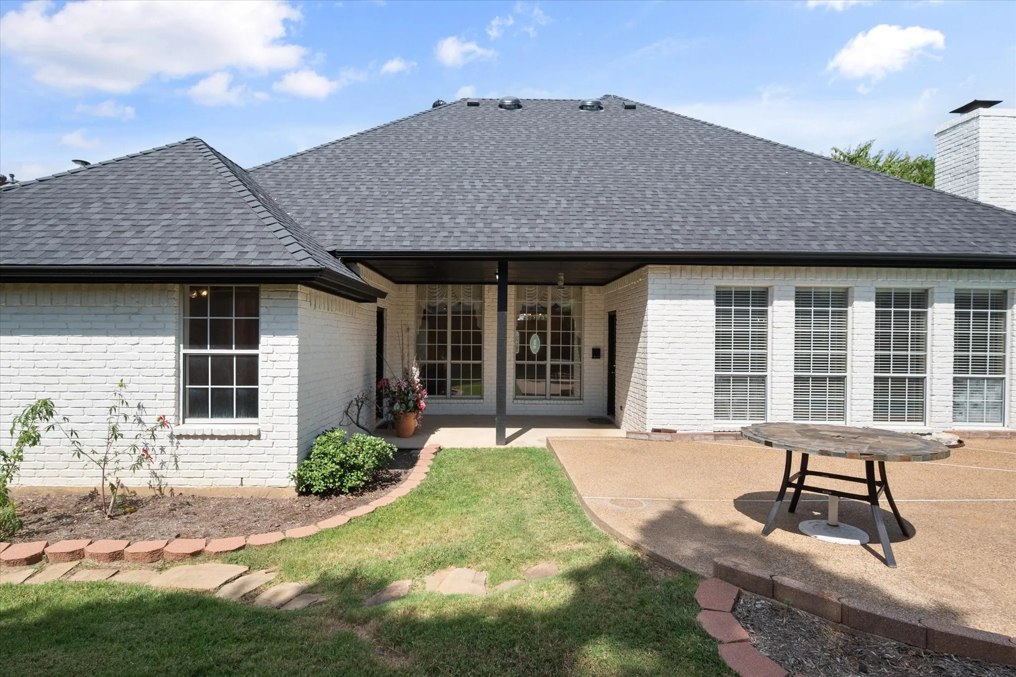 Single Family Residence For Sale in Tarrant County , 812 Turnberry Drive, Mansfield, Texas 76063, 3 Bedroom, 3 Bathroom, 2 Garage spaces, 2,241 Sqft, built in 1991, mls#21321804, Real Estate Agent in Mansfield, Homes For Sale in Tarrant county, Homes For Sale in Mansfield, Realtor in Mansfield Texas, Real Estate Brokerage Independent Realty Texas, Luminita Cordes Realtor