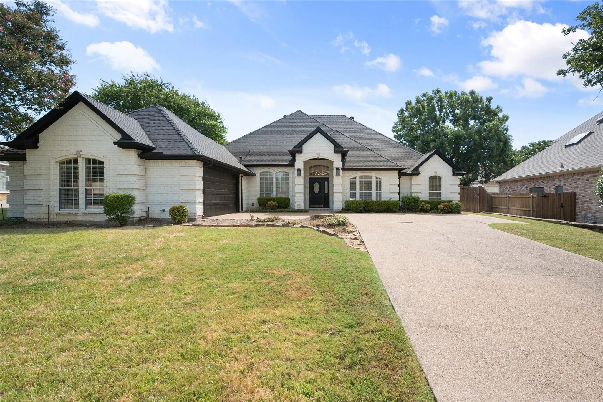 Single Family Residence For Sale in Tarrant County , 812 Turnberry Drive, Mansfield, Texas 76063, 3 Bedroom, 3 Bathroom, 2 Garage spaces, 2,241 Sqft, built in 1991, mls#21321804, Real Estate Agent in Mansfield, Homes For Sale in Tarrant county, Homes For Sale in Mansfield, Realtor in Mansfield Texas, Real Estate Brokerage Independent Realty Texas, Luminita Cordes Realtor
