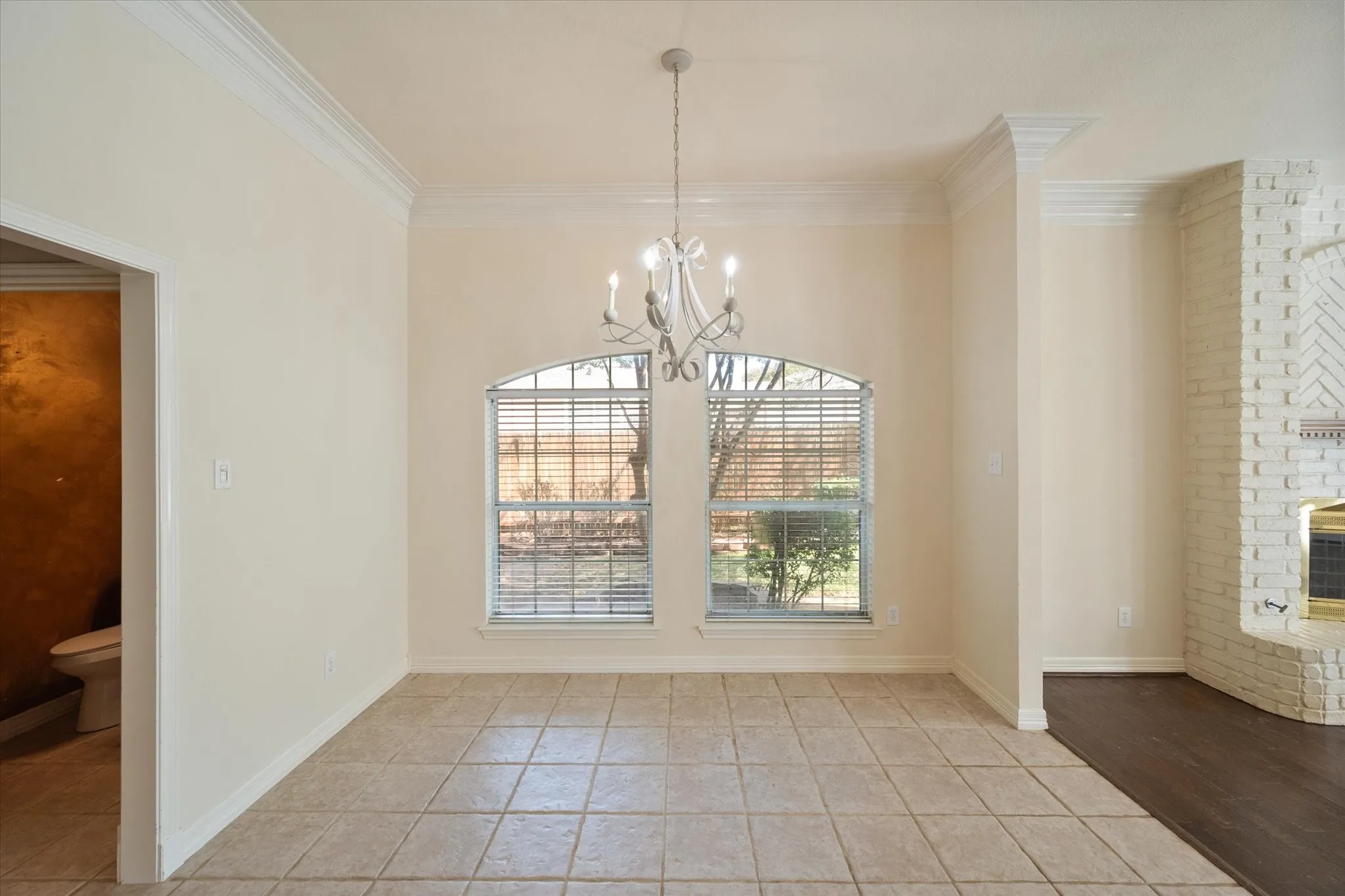 Single Family Residence For Sale in Tarrant County , 812 Turnberry Drive, Mansfield, Texas 76063, 3 Bedroom, 3 Bathroom, 2 Garage spaces, 2,241 Sqft, built in 1991, mls#21321804, Real Estate Agent in Mansfield, Homes For Sale in Tarrant county, Homes For Sale in Mansfield, Realtor in Mansfield Texas, Real Estate Brokerage Independent Realty Texas, Luminita Cordes Realtor