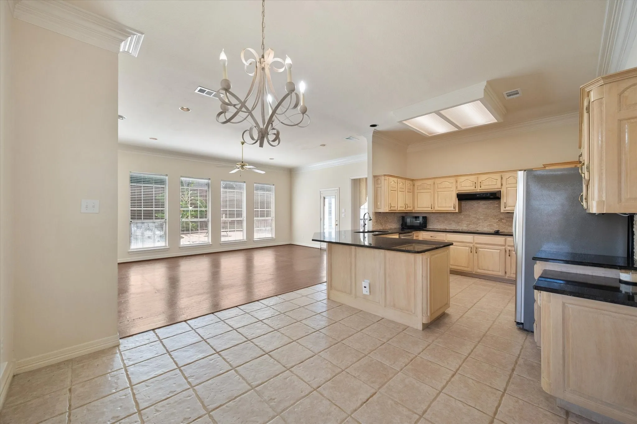 Single Family Residence For Sale in Tarrant County , 812 Turnberry Drive, Mansfield, Texas 76063, 3 Bedroom, 3 Bathroom, 2 Garage spaces, 2,241 Sqft, built in 1991, mls#21321804, Real Estate Agent in Mansfield, Homes For Sale in Tarrant county, Homes For Sale in Mansfield, Realtor in Mansfield Texas, Real Estate Brokerage Independent Realty Texas, Luminita Cordes Realtor
