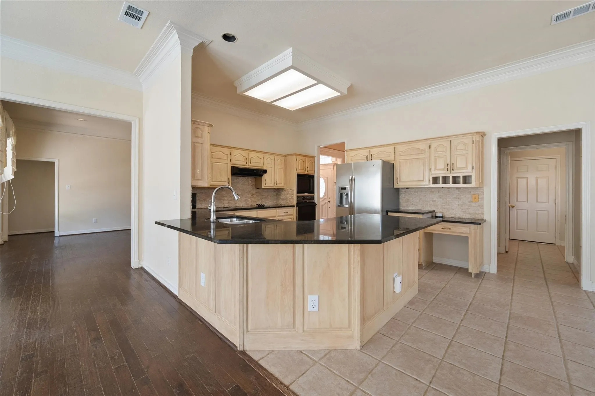 Single Family Residence For Sale in Tarrant County , 812 Turnberry Drive, Mansfield, Texas 76063, 3 Bedroom, 3 Bathroom, 2 Garage spaces, 2,241 Sqft, built in 1991, mls#21321804, Real Estate Agent in Mansfield, Homes For Sale in Tarrant county, Homes For Sale in Mansfield, Realtor in Mansfield Texas, Real Estate Brokerage Independent Realty Texas, Luminita Cordes Realtor