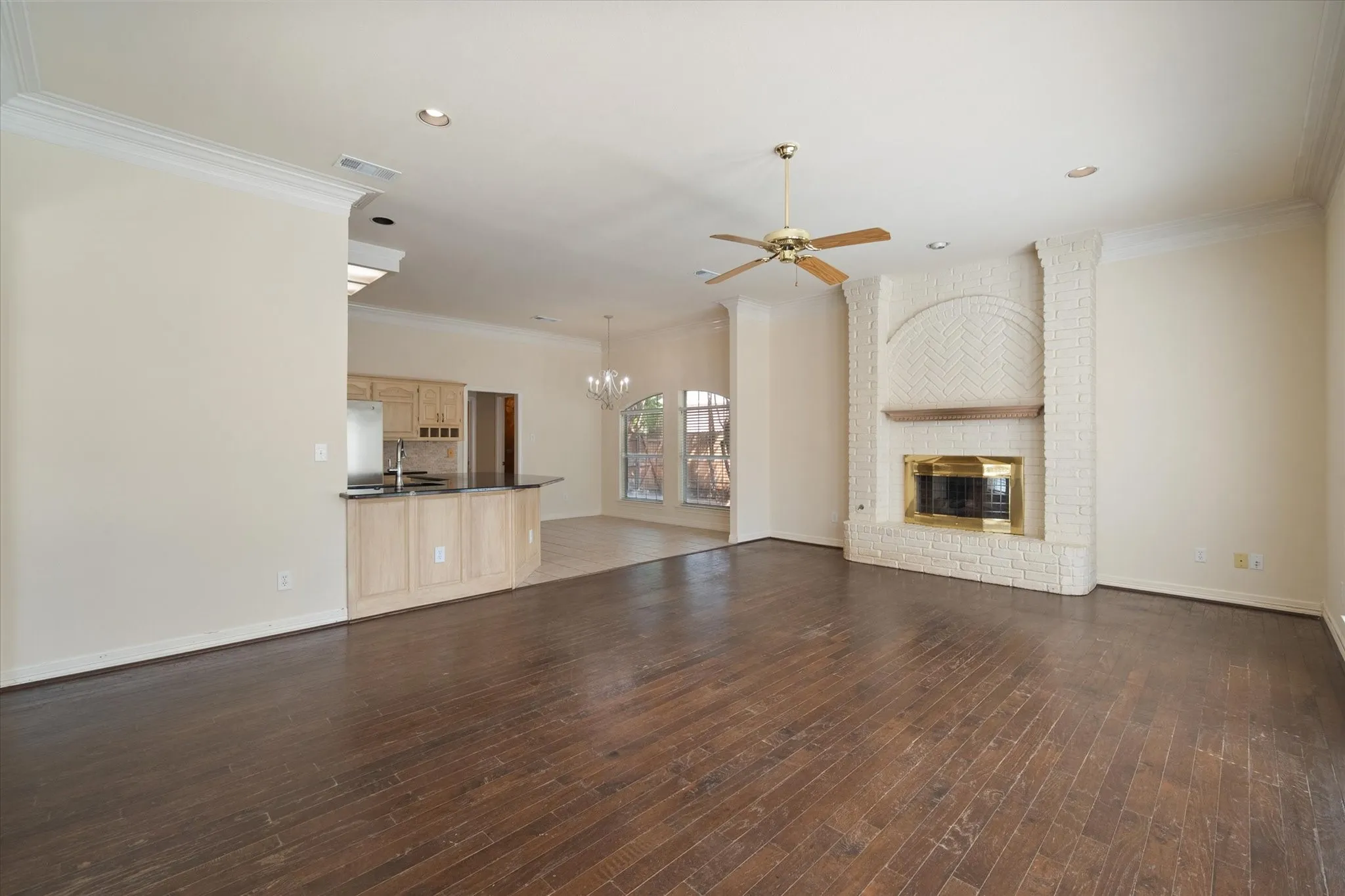 Single Family Residence For Sale in Tarrant County , 812 Turnberry Drive, Mansfield, Texas 76063, 3 Bedroom, 3 Bathroom, 2 Garage spaces, 2,241 Sqft, built in 1991, mls#21321804, Real Estate Agent in Mansfield, Homes For Sale in Tarrant county, Homes For Sale in Mansfield, Realtor in Mansfield Texas, Real Estate Brokerage Independent Realty Texas, Luminita Cordes Realtor
