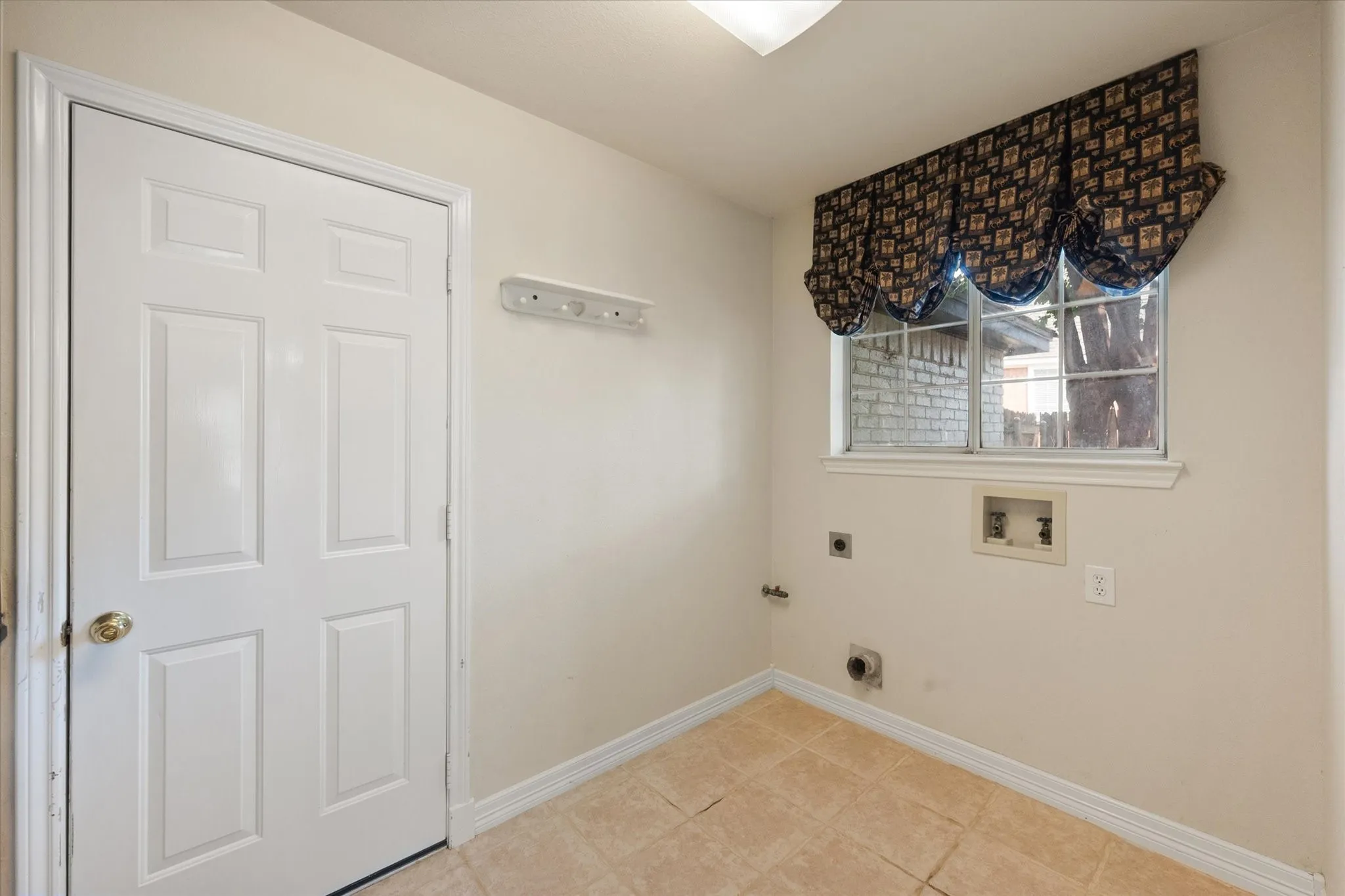 Single Family Residence For Sale in Tarrant County , 812 Turnberry Drive, Mansfield, Texas 76063, 3 Bedroom, 3 Bathroom, 2 Garage spaces, 2,241 Sqft, built in 1991, mls#21321804, Real Estate Agent in Mansfield, Homes For Sale in Tarrant county, Homes For Sale in Mansfield, Realtor in Mansfield Texas, Real Estate Brokerage Independent Realty Texas, Luminita Cordes Realtor