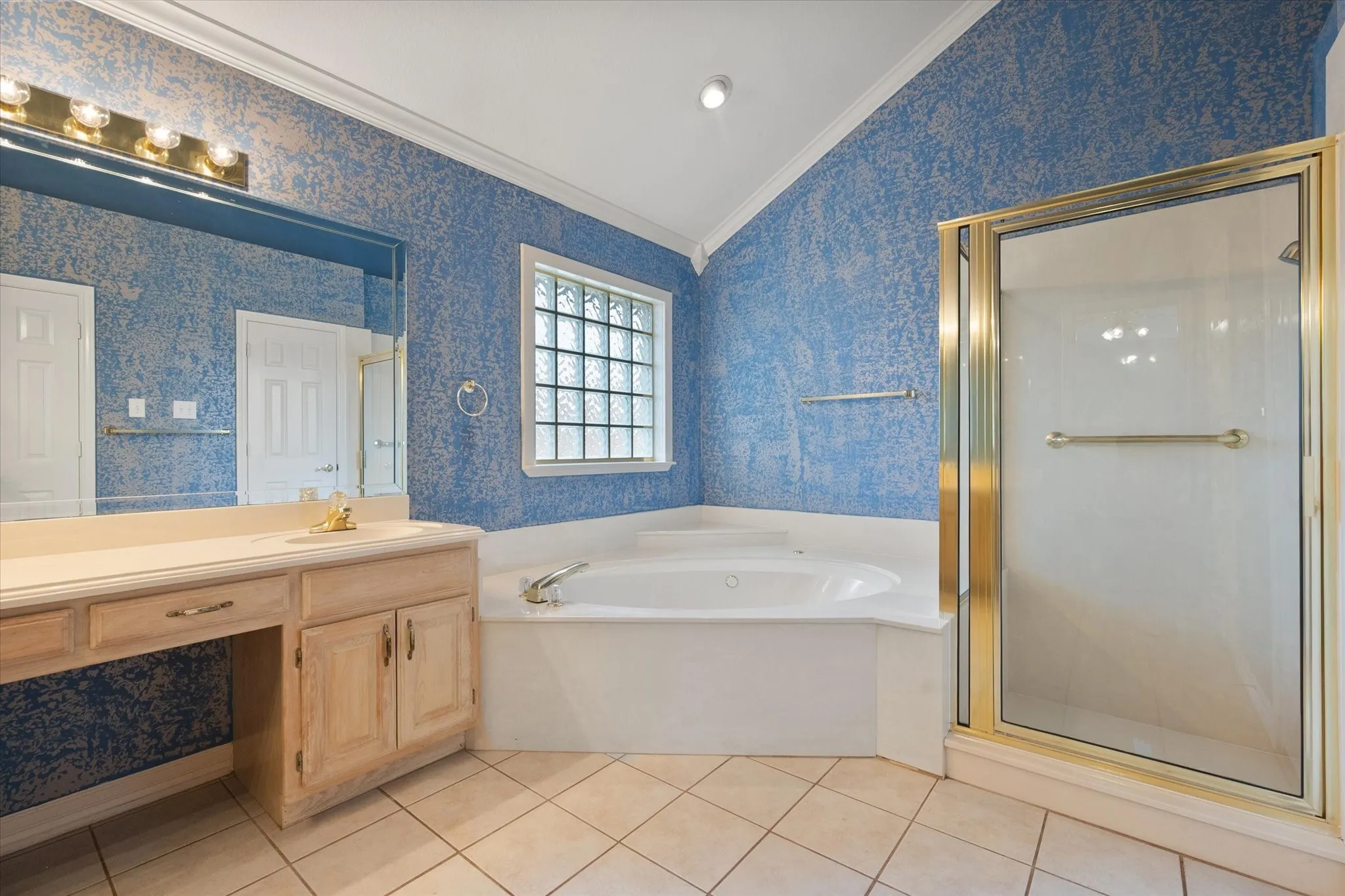 Single Family Residence For Sale in Tarrant County , 812 Turnberry Drive, Mansfield, Texas 76063, 3 Bedroom, 3 Bathroom, 2 Garage spaces, 2,241 Sqft, built in 1991, mls#21321804, Real Estate Agent in Mansfield, Homes For Sale in Tarrant county, Homes For Sale in Mansfield, Realtor in Mansfield Texas, Real Estate Brokerage Independent Realty Texas, Luminita Cordes Realtor