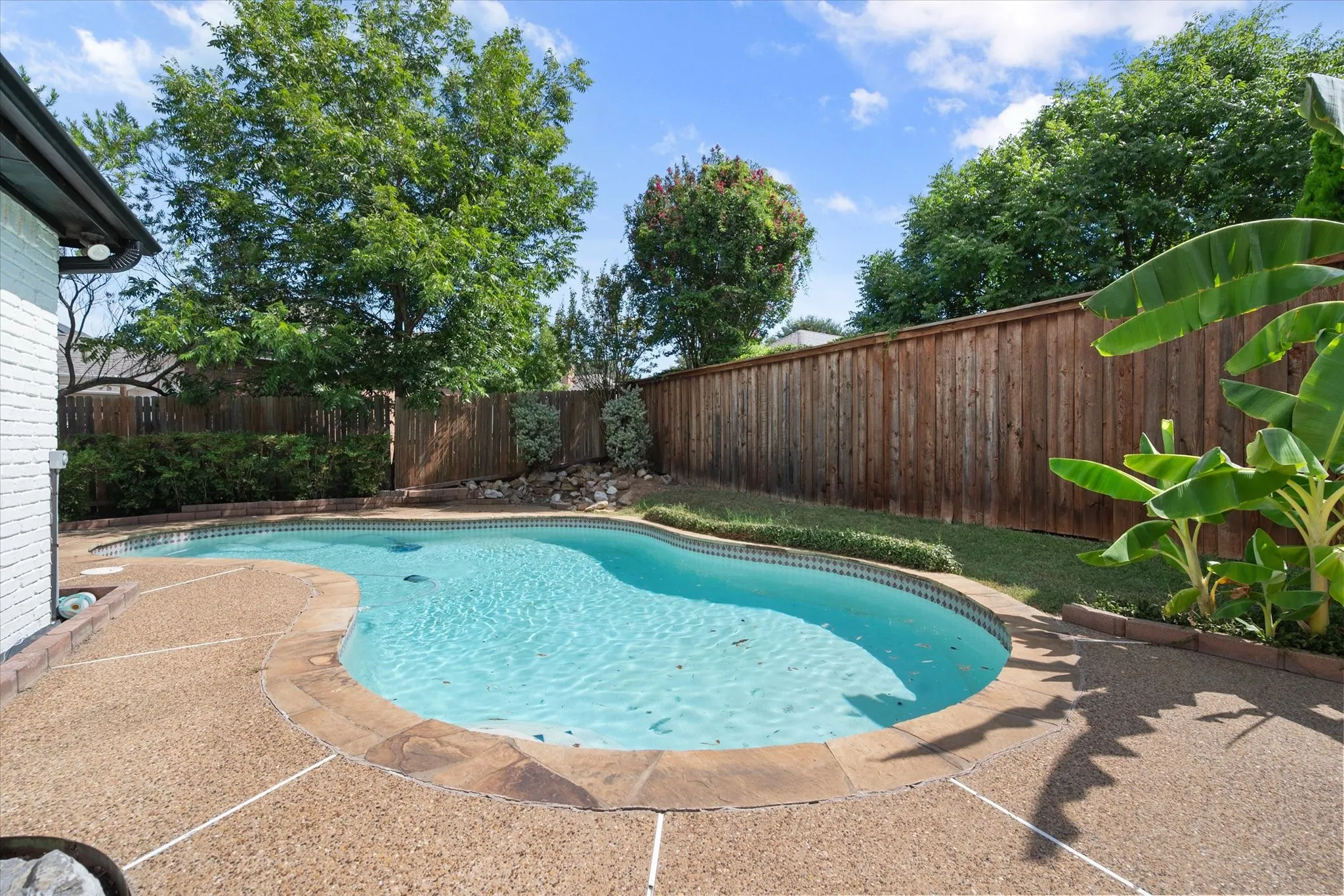 Cool off in the Texas heat in this sparkling pool