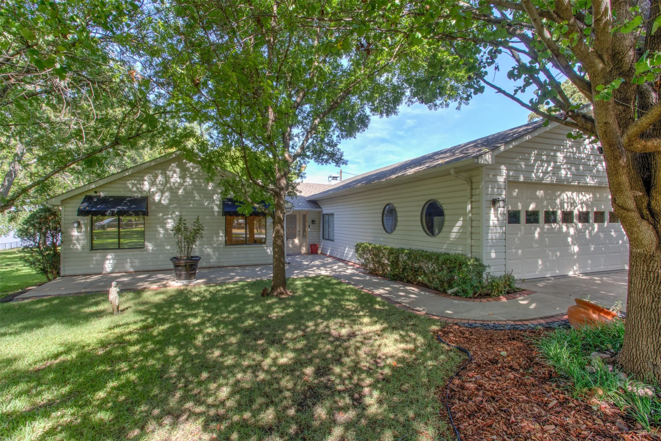 Single Family Residence For Sale in Wise County , 371 County Road 4874, Newark, Texas 76071, 4 Bedroom, 3 Bathroom, 2 Garage spaces, 2,611 Sqft, built in 1985, mls#21322183, Real Estate Agent in Newark, Homes For Sale in Wise county, Homes For Sale in Newark, Realtor in Newark Texas, Real Estate Brokerage Independent Realty Texas, Luminita Cordes Realtor