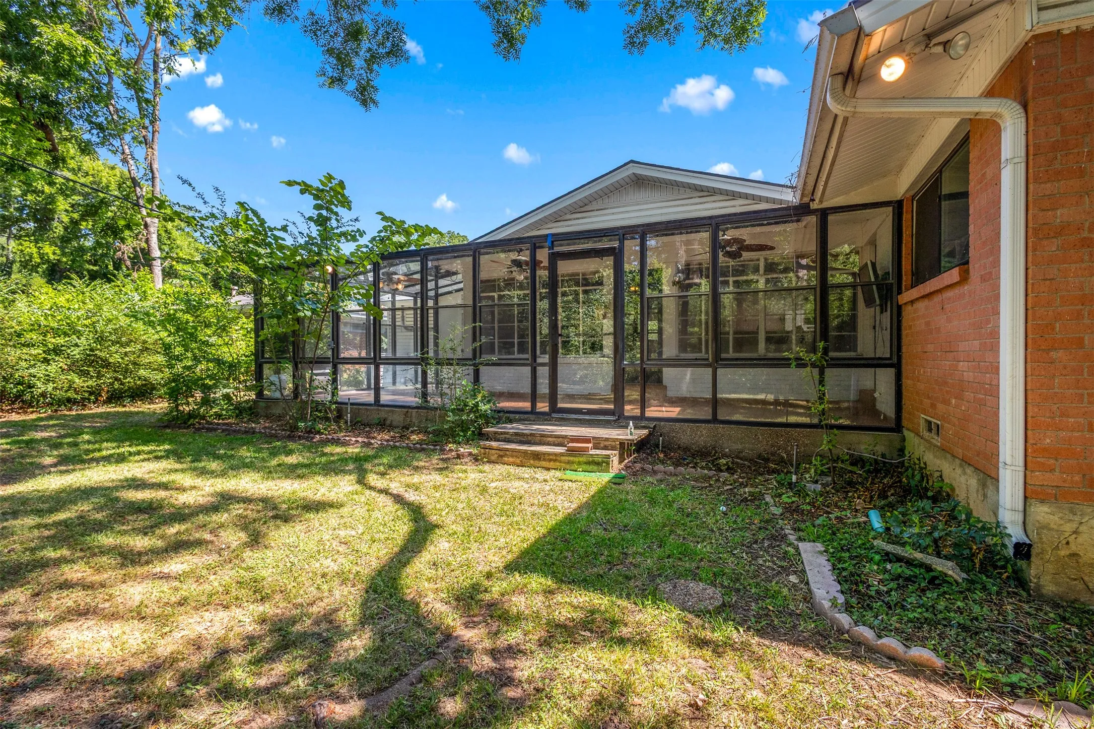 Single Family Residence For Sale in Tarrant County , 1110 Western Boulevard, Arlington, Texas 76013, 4 Bedroom, 3 Bathroom, 2 Garage spaces, 2,434 Sqft, built in 1952, mls#21324848, Real Estate Agent in Arlington, Homes For Sale in Tarrant county, Homes For Sale in Arlington, Realtor in Arlington Texas, Real Estate Brokerage Independent Realty Texas, Luminita Cordes Realtor