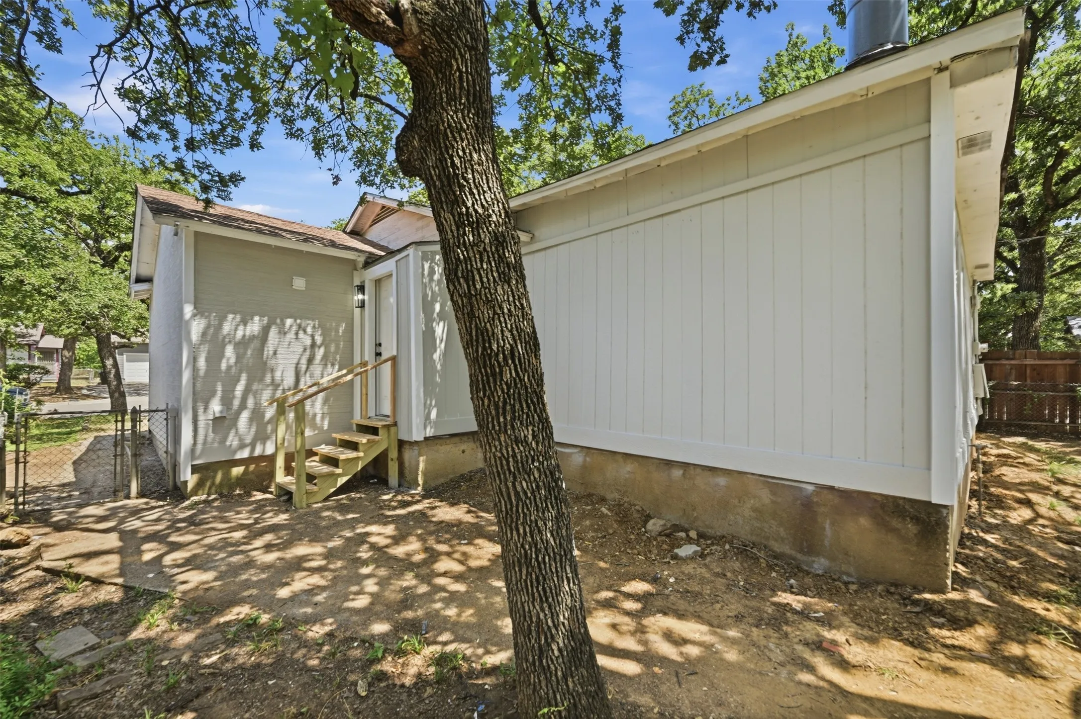 Single Family Residence For Sale in Tarrant County , 3308 Rufus Street, Fort Worth, Texas 76119, 4 Bedroom, 3 Bathroom, Garage spaces, 1,388 Sqft, built in 1953, mls#21325141, Real Estate Agent in Fort Worth, Homes For Sale in Tarrant county, Homes For Sale in Fort Worth, Realtor in Fort Worth Texas, Real Estate Brokerage Independent Realty Texas, Luminita Cordes Realtor