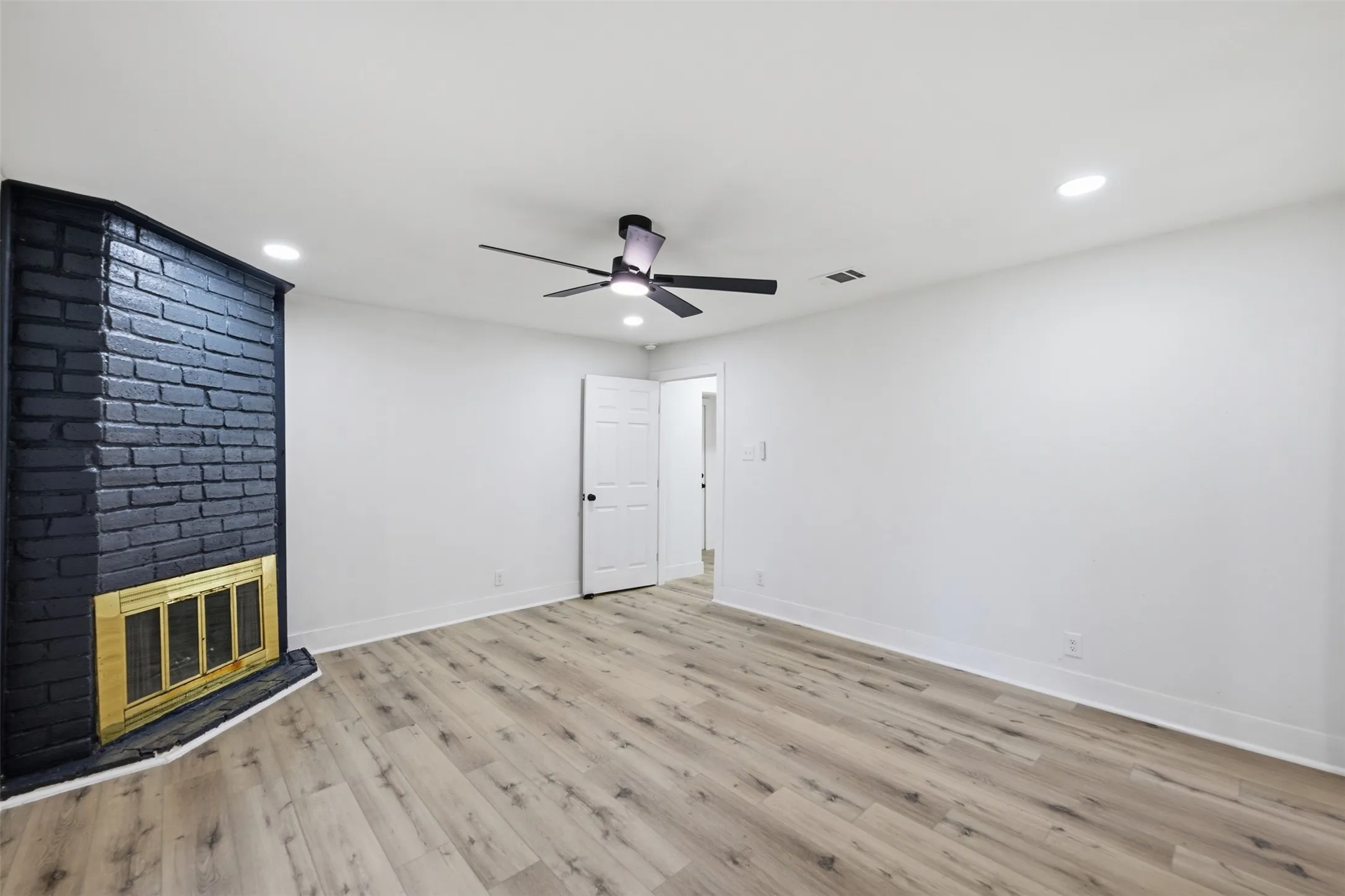 Single Family Residence For Sale in Tarrant County , 3308 Rufus Street, Fort Worth, Texas 76119, 4 Bedroom, 3 Bathroom, Garage spaces, 1,388 Sqft, built in 1953, mls#21325141, Real Estate Agent in Fort Worth, Homes For Sale in Tarrant county, Homes For Sale in Fort Worth, Realtor in Fort Worth Texas, Real Estate Brokerage Independent Realty Texas, Luminita Cordes Realtor