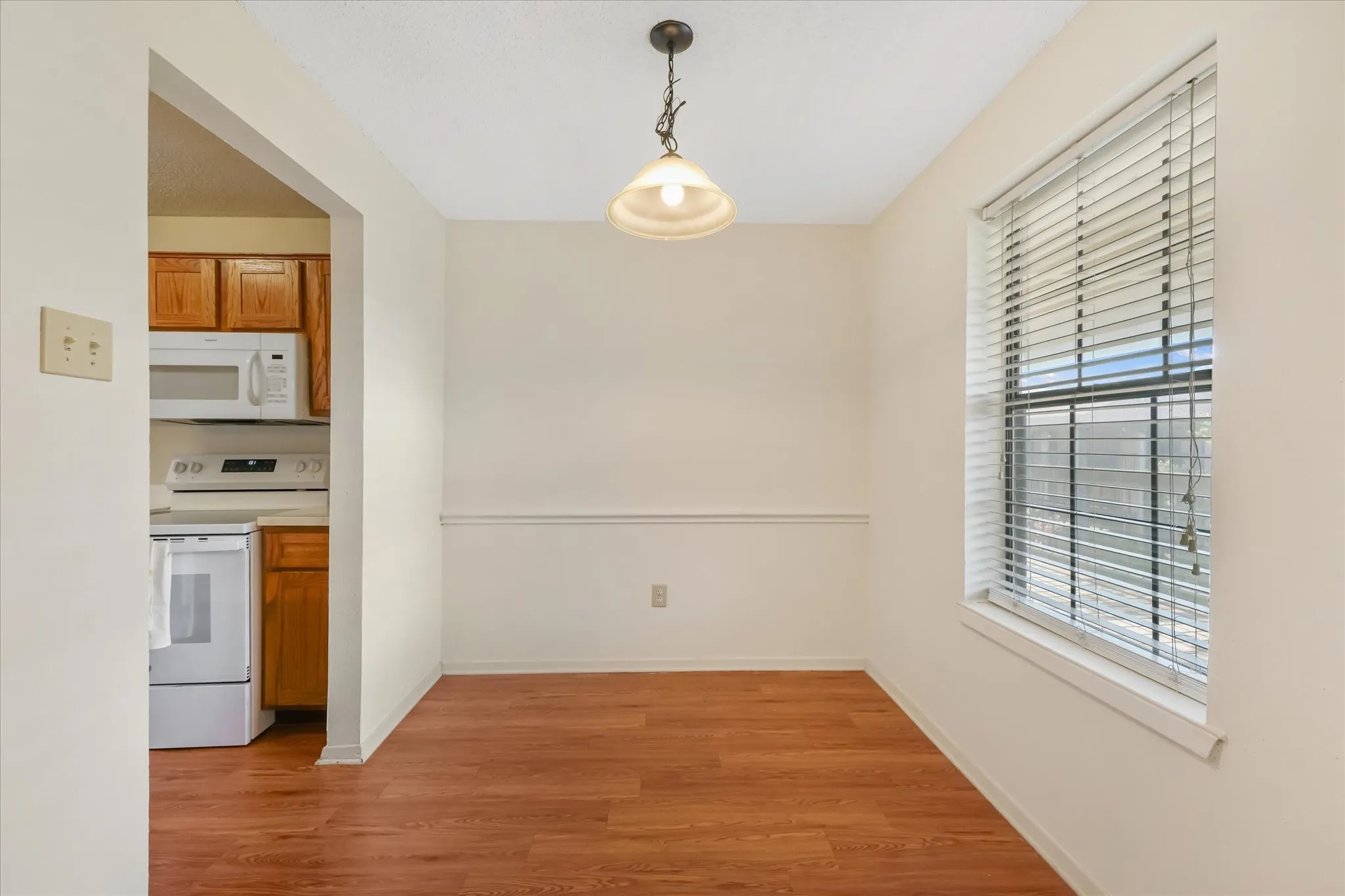 Condominium For Sale in Denton County , 218 N Texas Boulevard 306, Denton, Texas 76201, 2 Bedroom, 2 Bathroom, Garage spaces, 955 Sqft, built in 1985, mls#21325181, Real Estate Agent in Denton, Homes For Sale in Denton county, Homes For Sale in Denton, Realtor in Denton Texas, Real Estate Brokerage Independent Realty Texas, Luminita Cordes Realtor