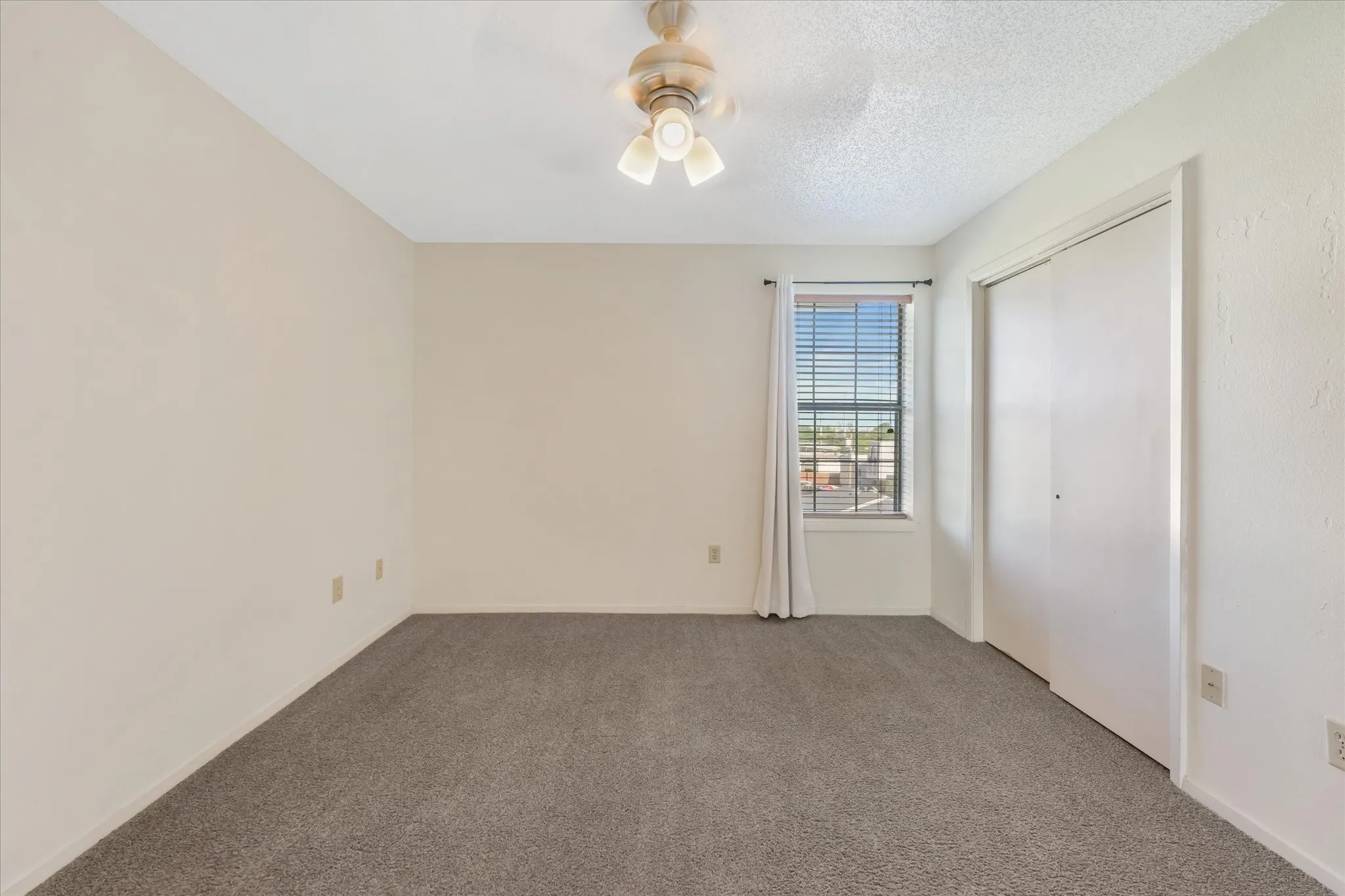 Condominium For Sale in Denton County , 218 N Texas Boulevard 306, Denton, Texas 76201, 2 Bedroom, 2 Bathroom, Garage spaces, 955 Sqft, built in 1985, mls#21325181, Real Estate Agent in Denton, Homes For Sale in Denton county, Homes For Sale in Denton, Realtor in Denton Texas, Real Estate Brokerage Independent Realty Texas, Luminita Cordes Realtor